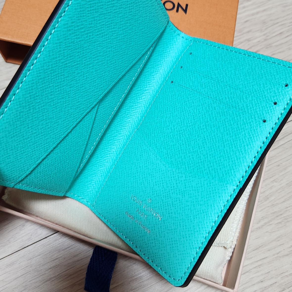 Louis Vuitton Pocket Organizer Miami Green 착용 스타일 - 3