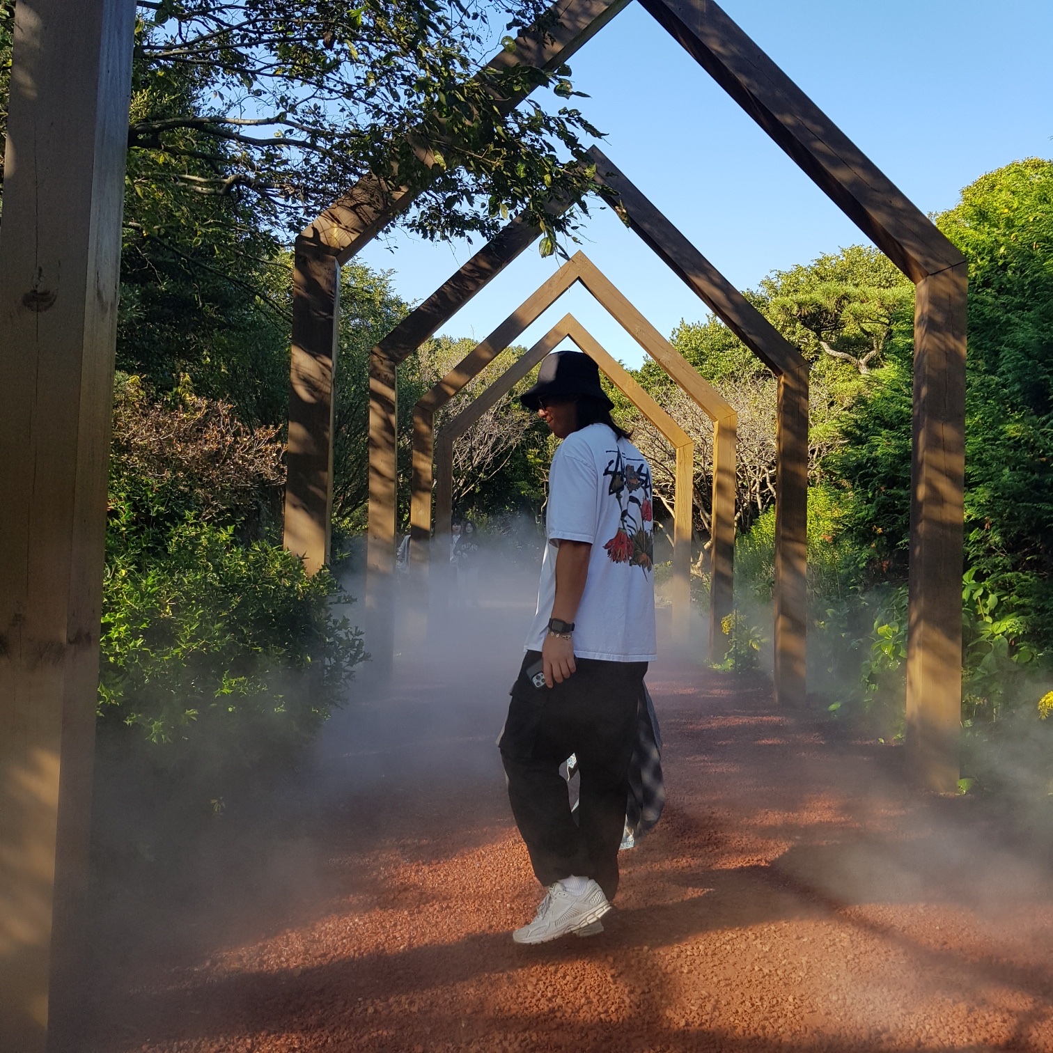 Stussy Withered Flower T-Shirt White, Nike Zoom Vomero 5 SP Vast Grey 2023 착용 스타일