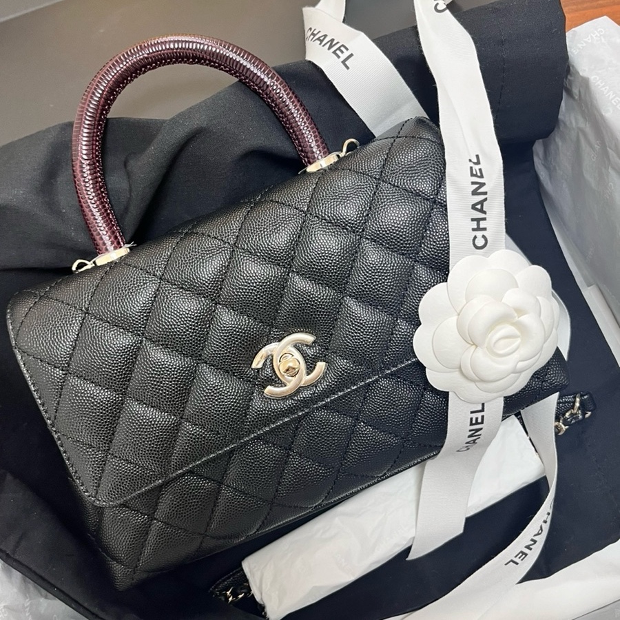 Chanel Flap Bag with Top Handle Grained Calfskin & Gold Black 착용 스타일 - 2