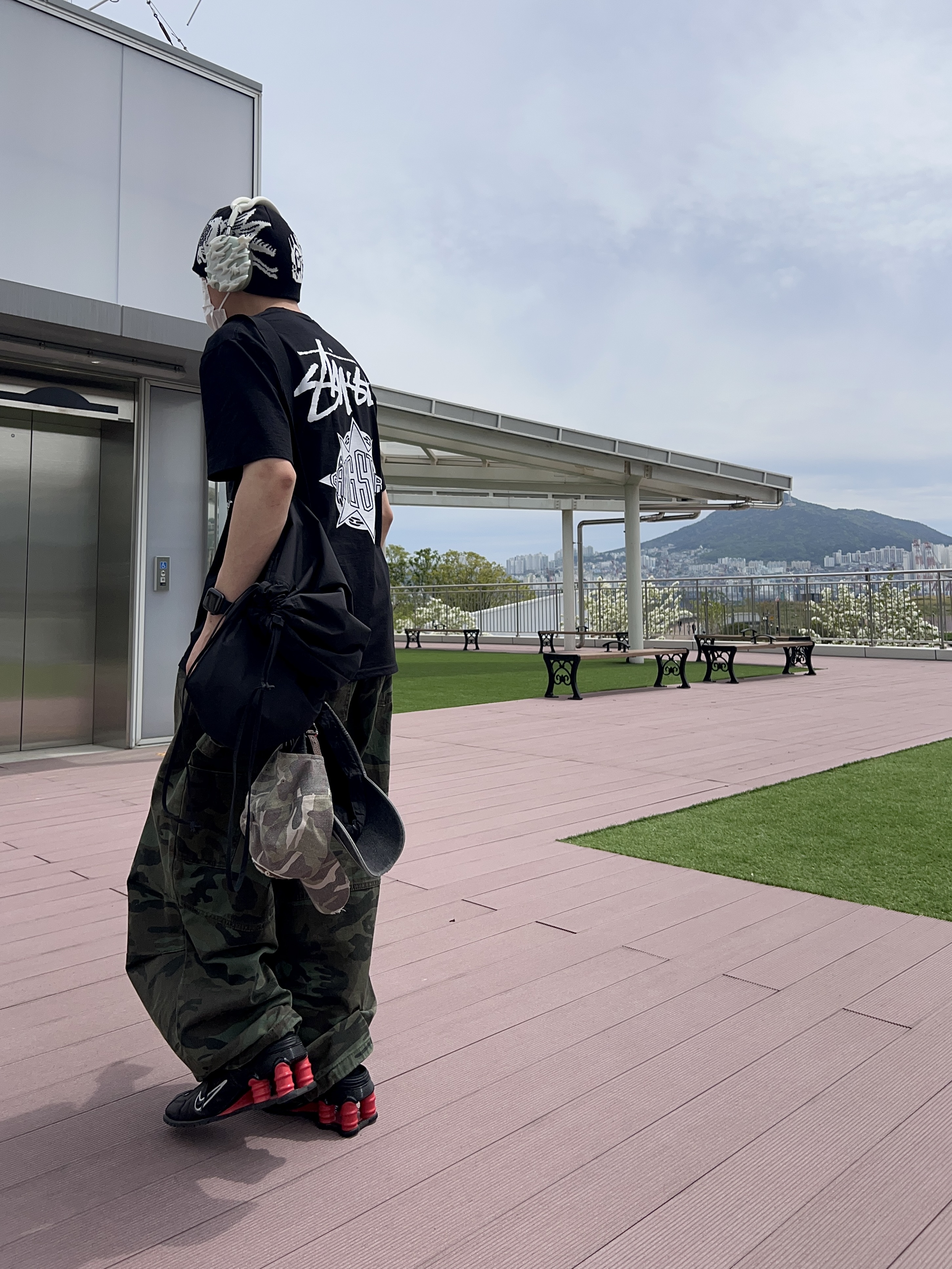 Stussy x Gang Starr Take It Personal T-Shirt Black, Thug Club Chopper Flame Stud Cap Red 착용 스타일 - 2
