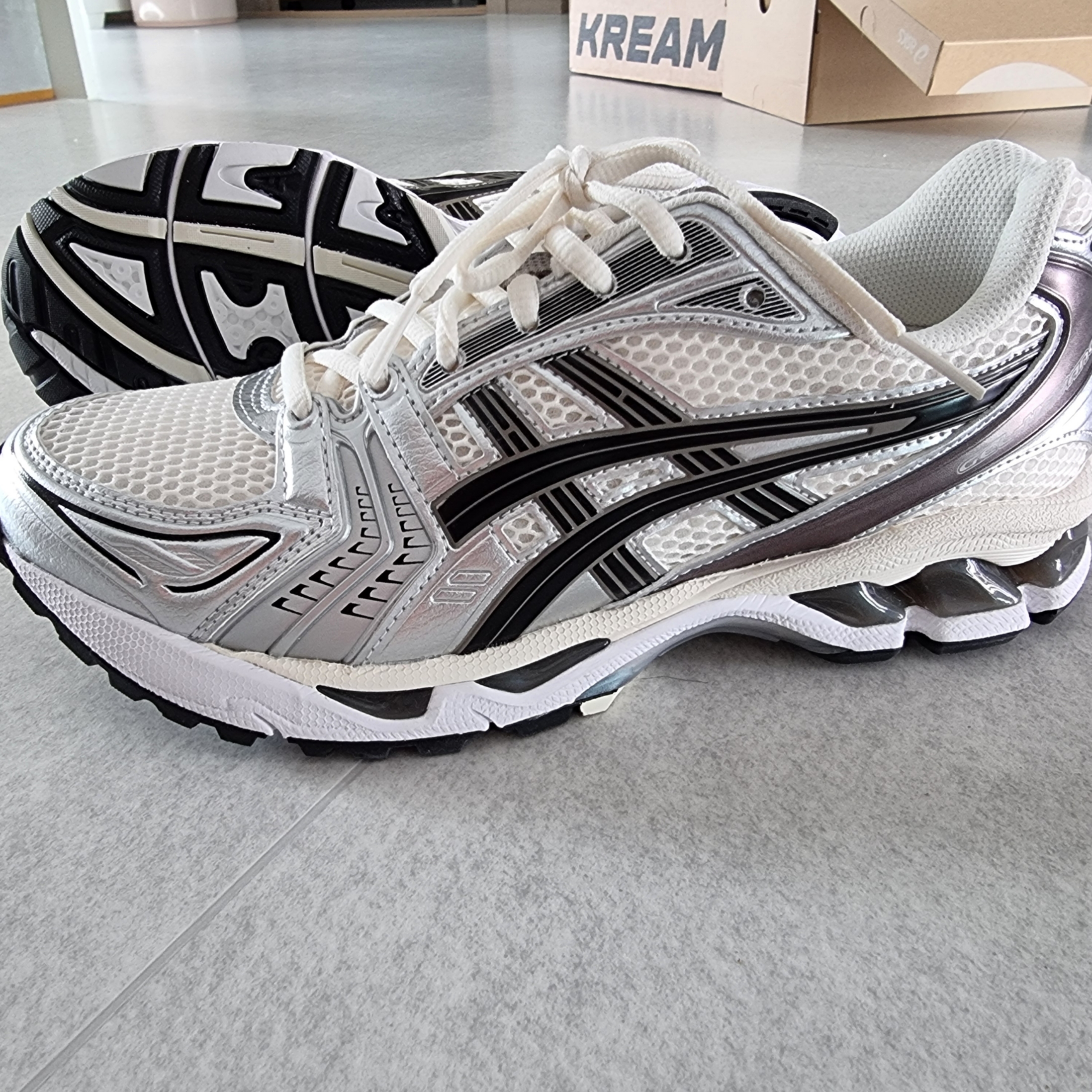 Asics Gel-Kayano 14 Cream Black 착용 스타일