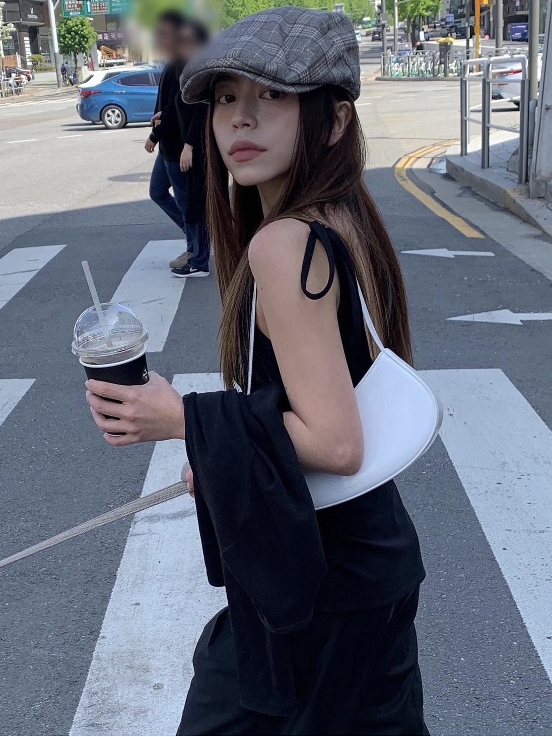 Yunse Women Olive Sleeveless Top Black 착용 스타일 - 7