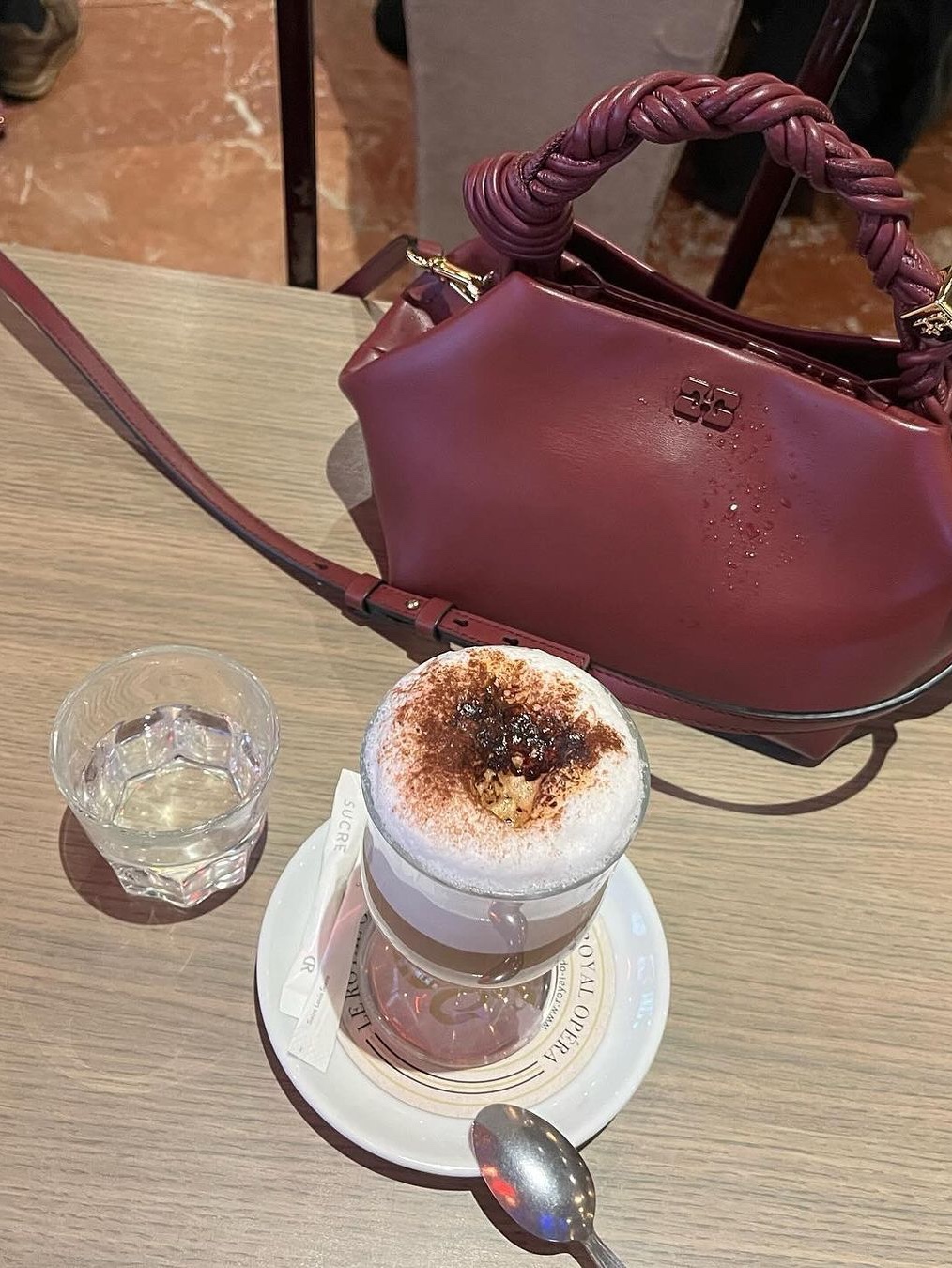 Ganni Small Bou Bag Mosstone, Ganni Mini Bou Bag Shocking Pink 착용 스타일 - 3