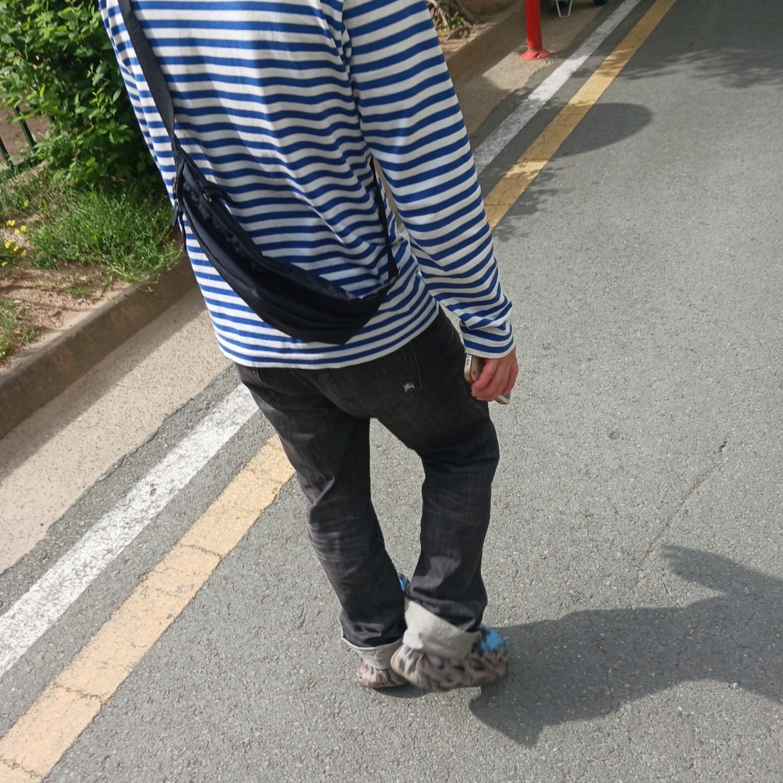 Play Comme des Garcons Striped LS T-Shirt Navy White, Adidas Yeezy Foam RNNR MX Cinder 착용 스타일 - 1