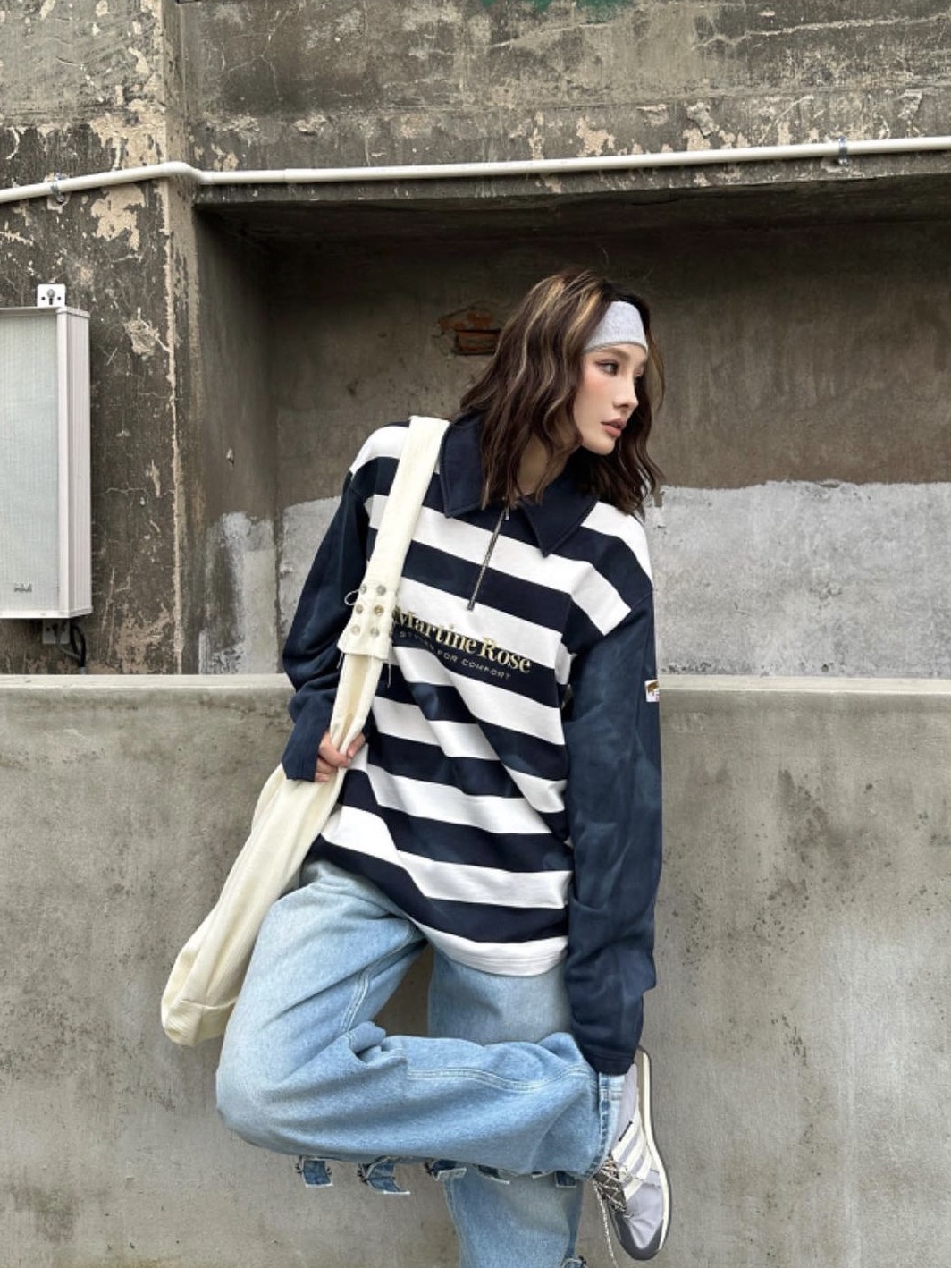Martine Rose Zip Up Polo Navy White Stripe 착용 스타일 - 1