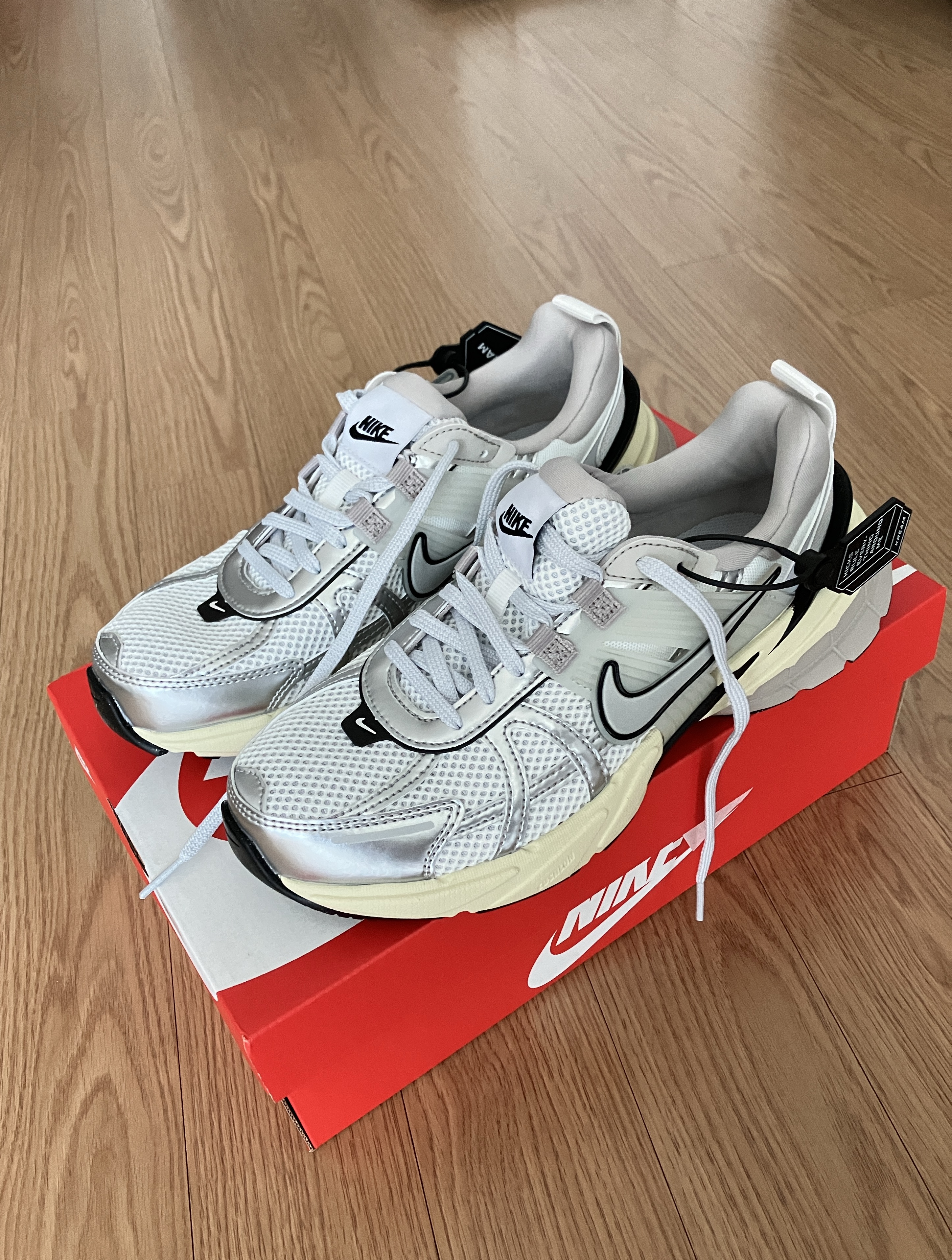 Nike V2K Run Summit White Metallic Silver 착용 스타일