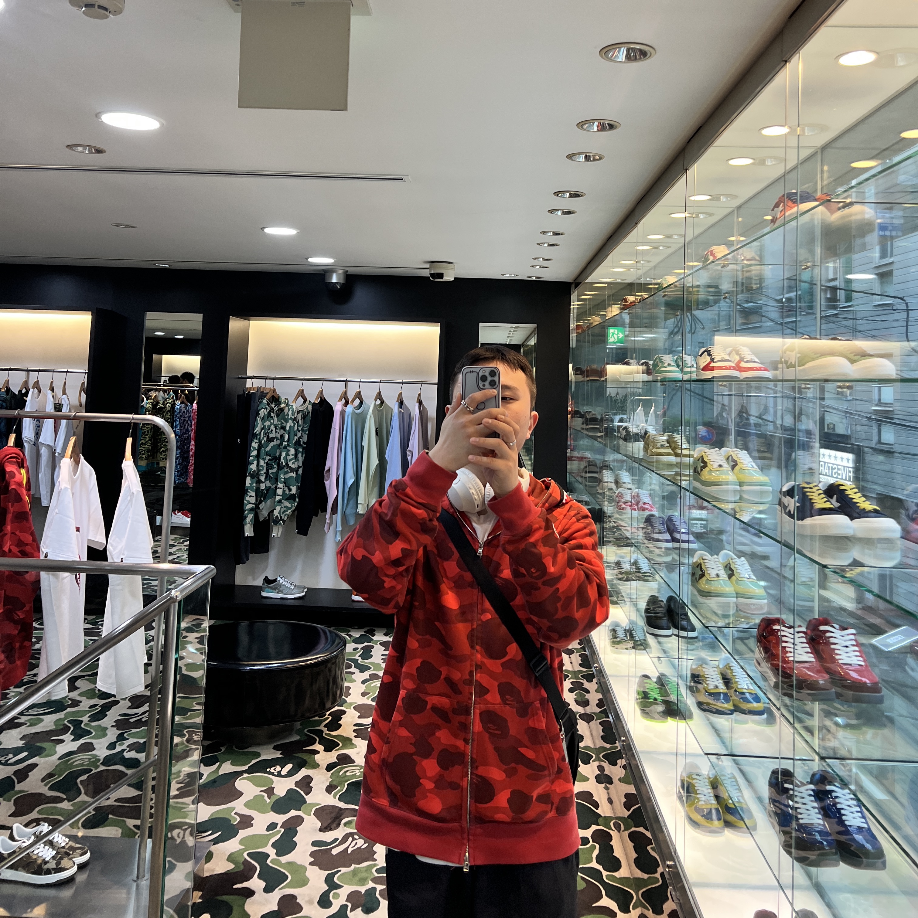 Adidas Yeezy Foam RNNR Ochre, BAPE Color Camo Shark Full Zip Hoodie Red 착용 스타일 - 2