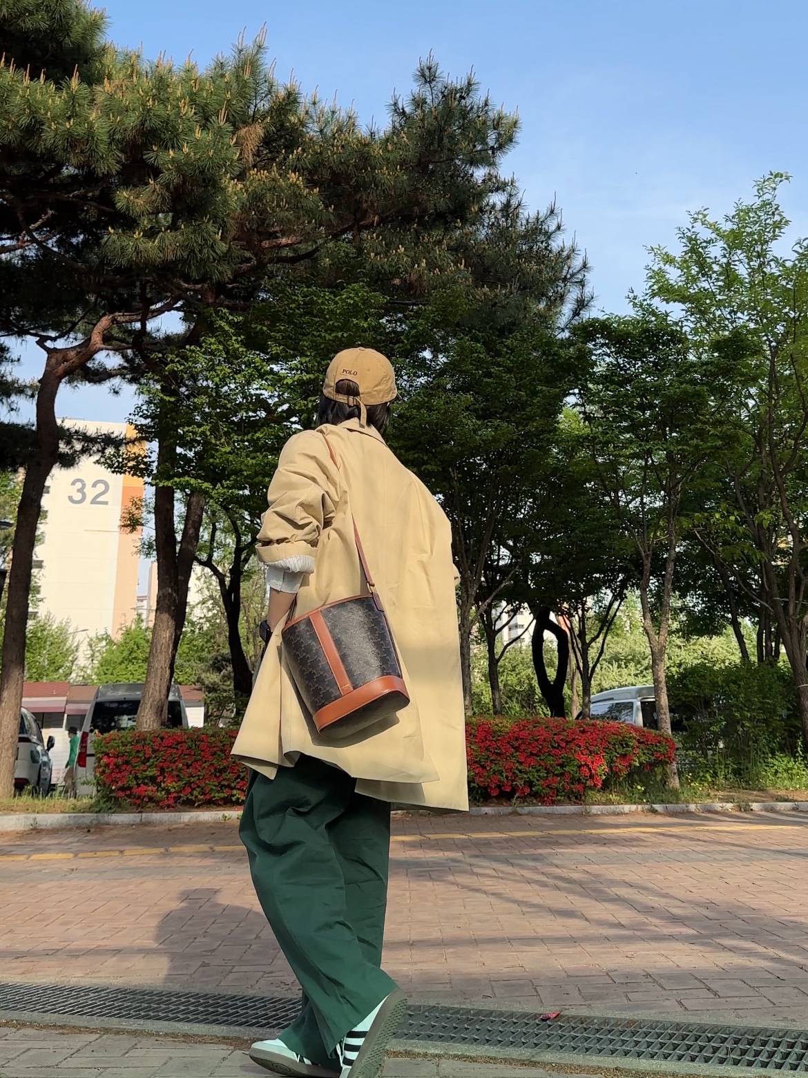 Celine Small Bucket in Triomphe Canvas and Calfskin Tan, Adidas Samba Vegan White Black 착용 스타일 - 2