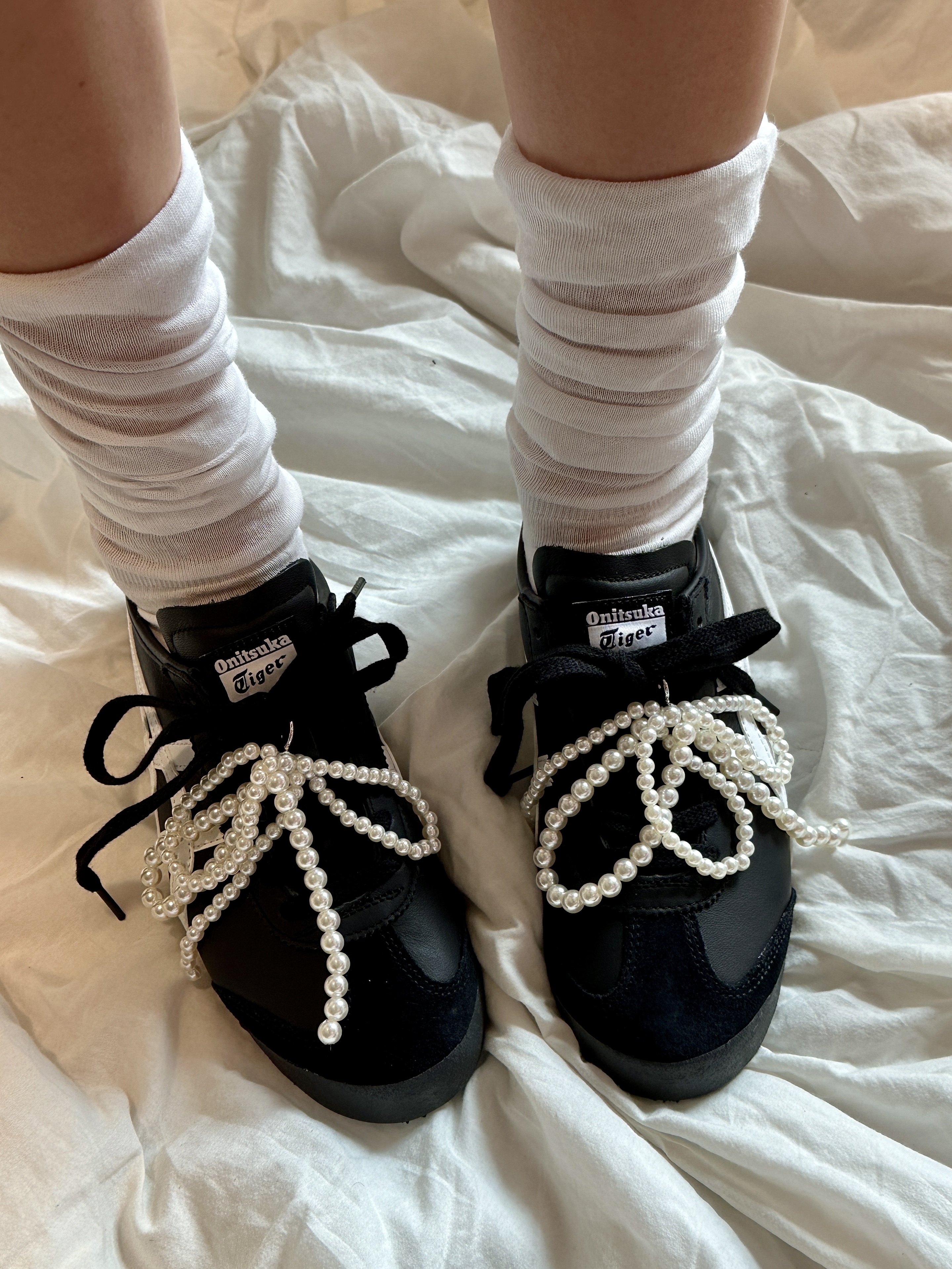 Onitsuka Tiger Mexico 66 Black White, Prada Small Brushed Leather Tote Bag Black 착용 스타일 - 4