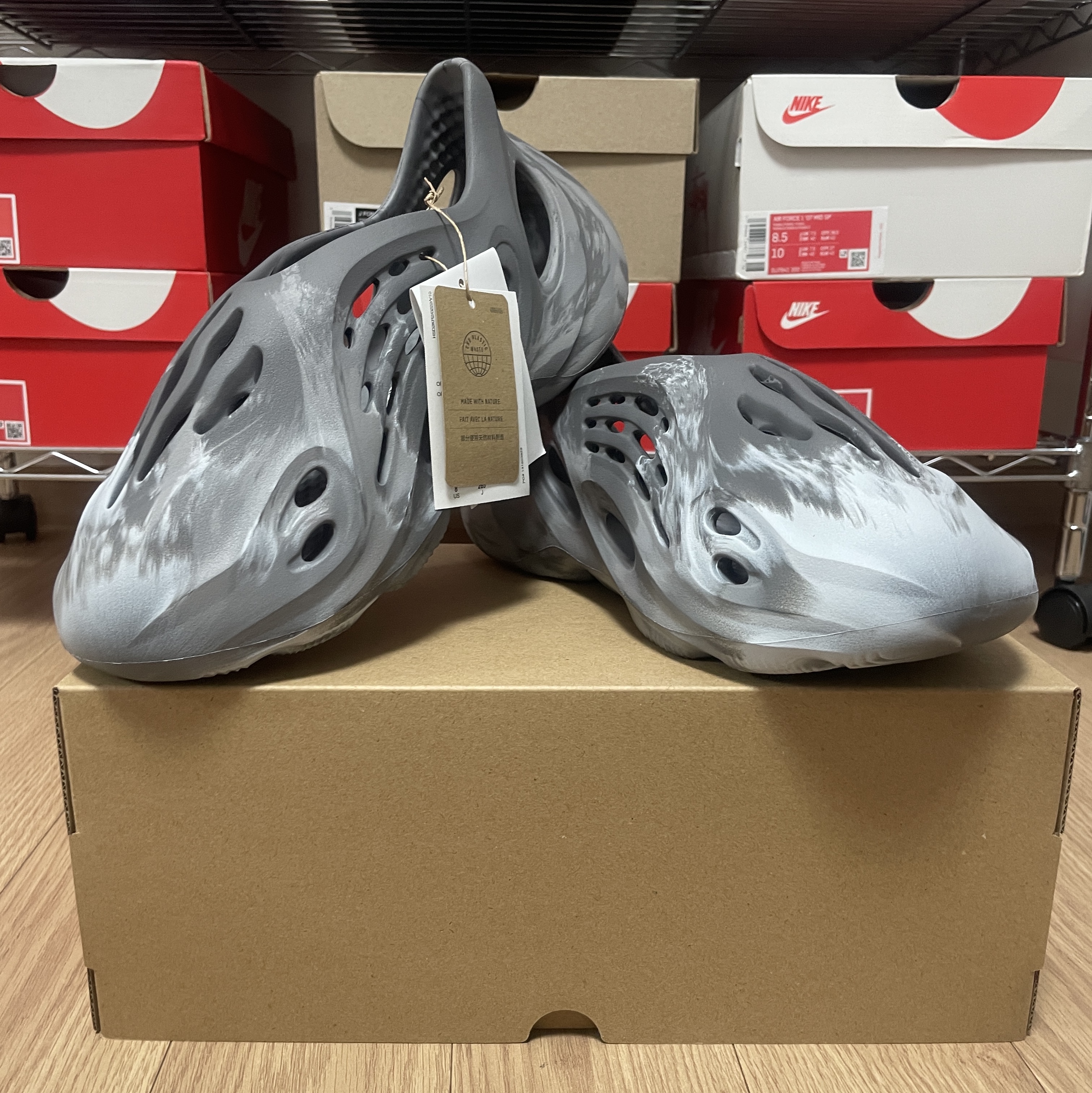 Adidas Yeezy Foam RNNR Onyx, Adidas Yeezy Foam RNNR MX Granite 착용 스타일 - 2