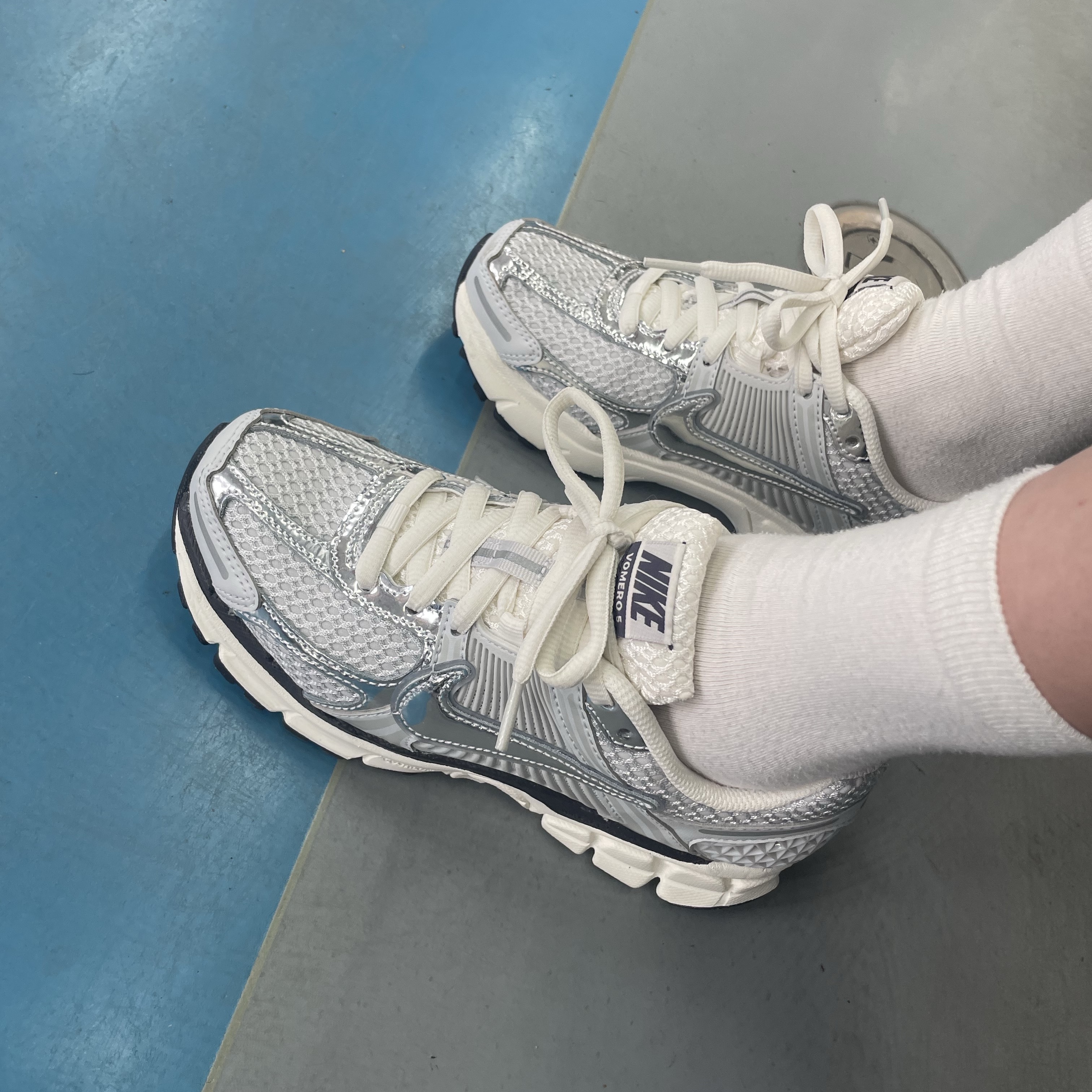 (W) Nike Zoom Vomero 5 Photon Dust and Metallic Silver 착용 스타일