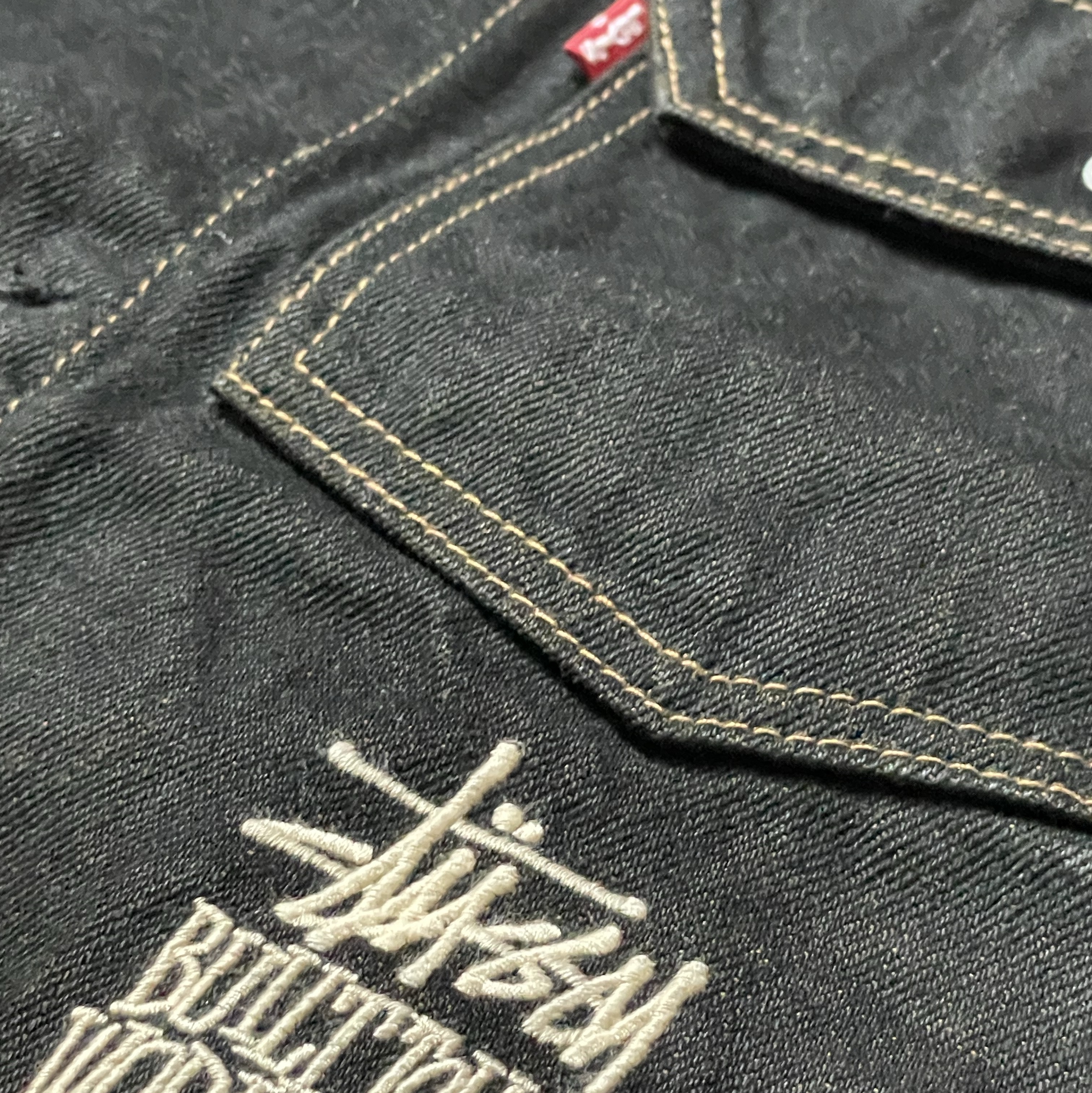 Stussy x Levi's Crispy Rinse Trucker Jacket Black 착용 스타일 - 1