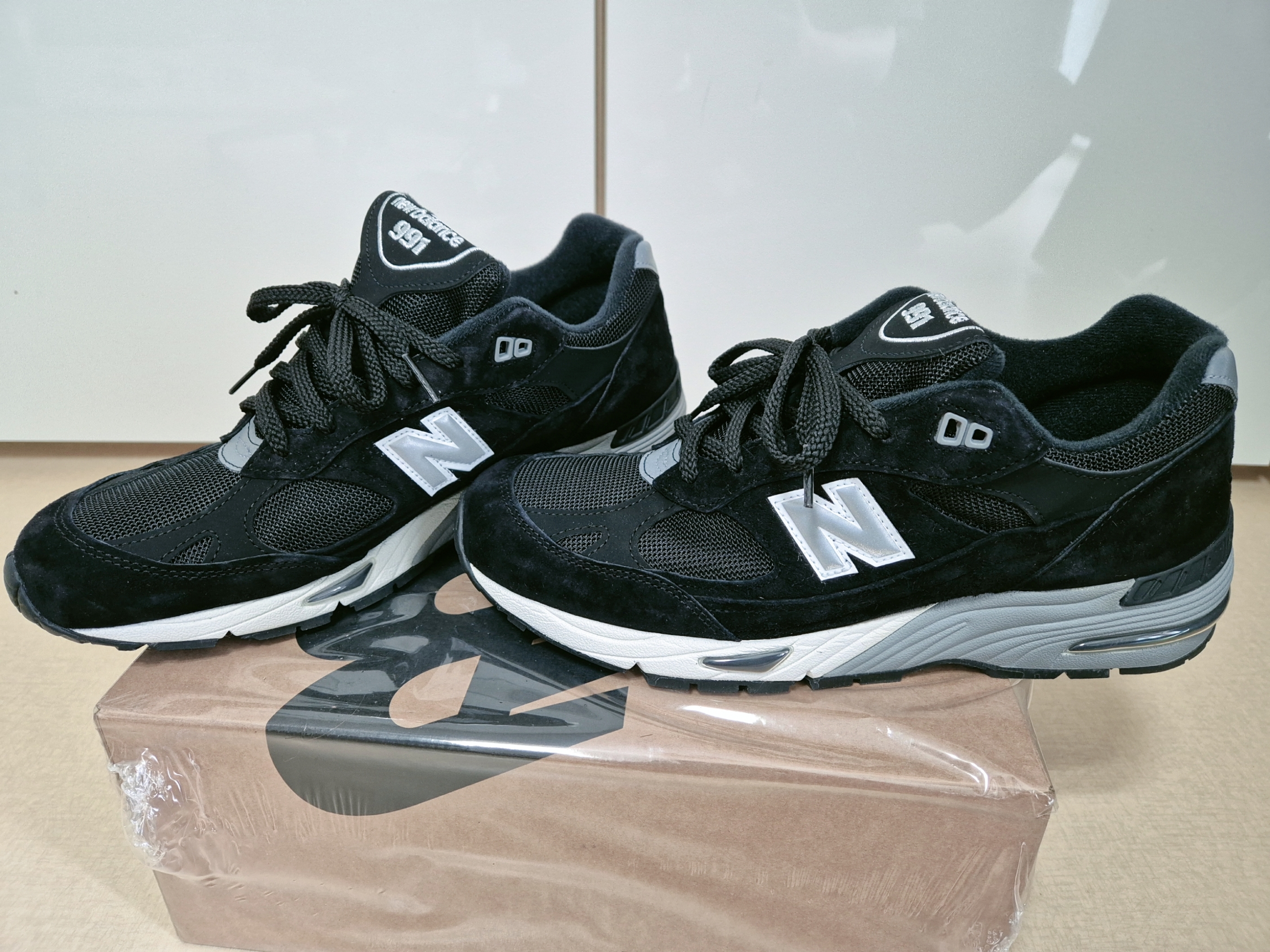 New Balance 991 Made in UK Black Silver 착용 스타일