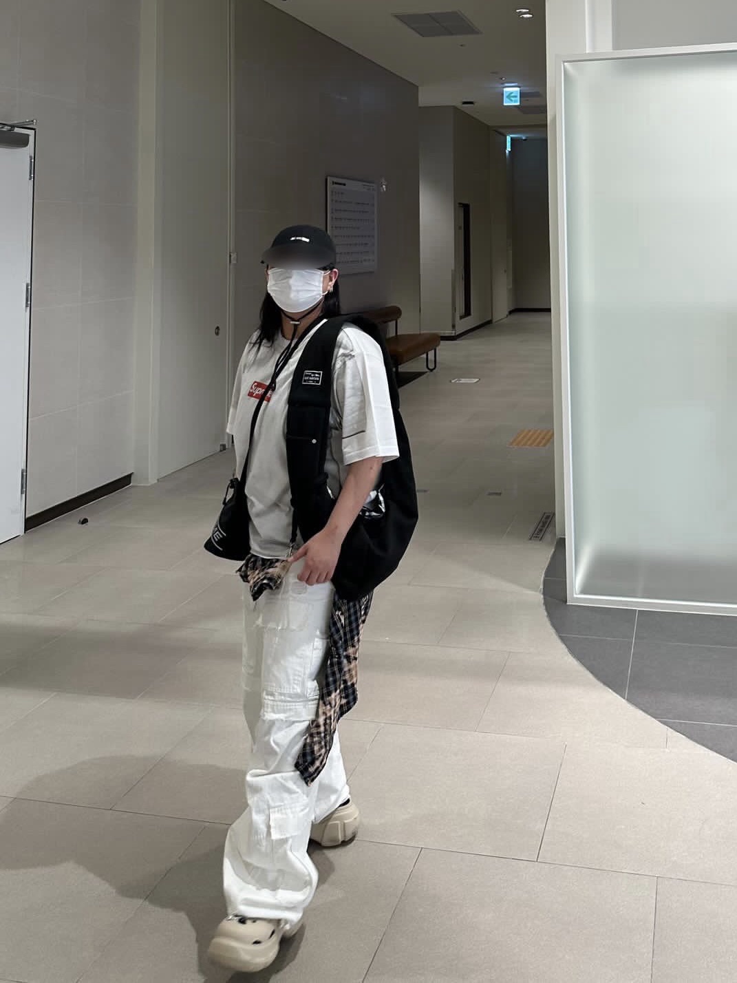 Jacquemus La Casquette Artichaut Fringe Baseball Cap Black, Supreme x MM6 Maison Margiela Box Logo T-Shirt White - 24SS 착용 스타일 - 2