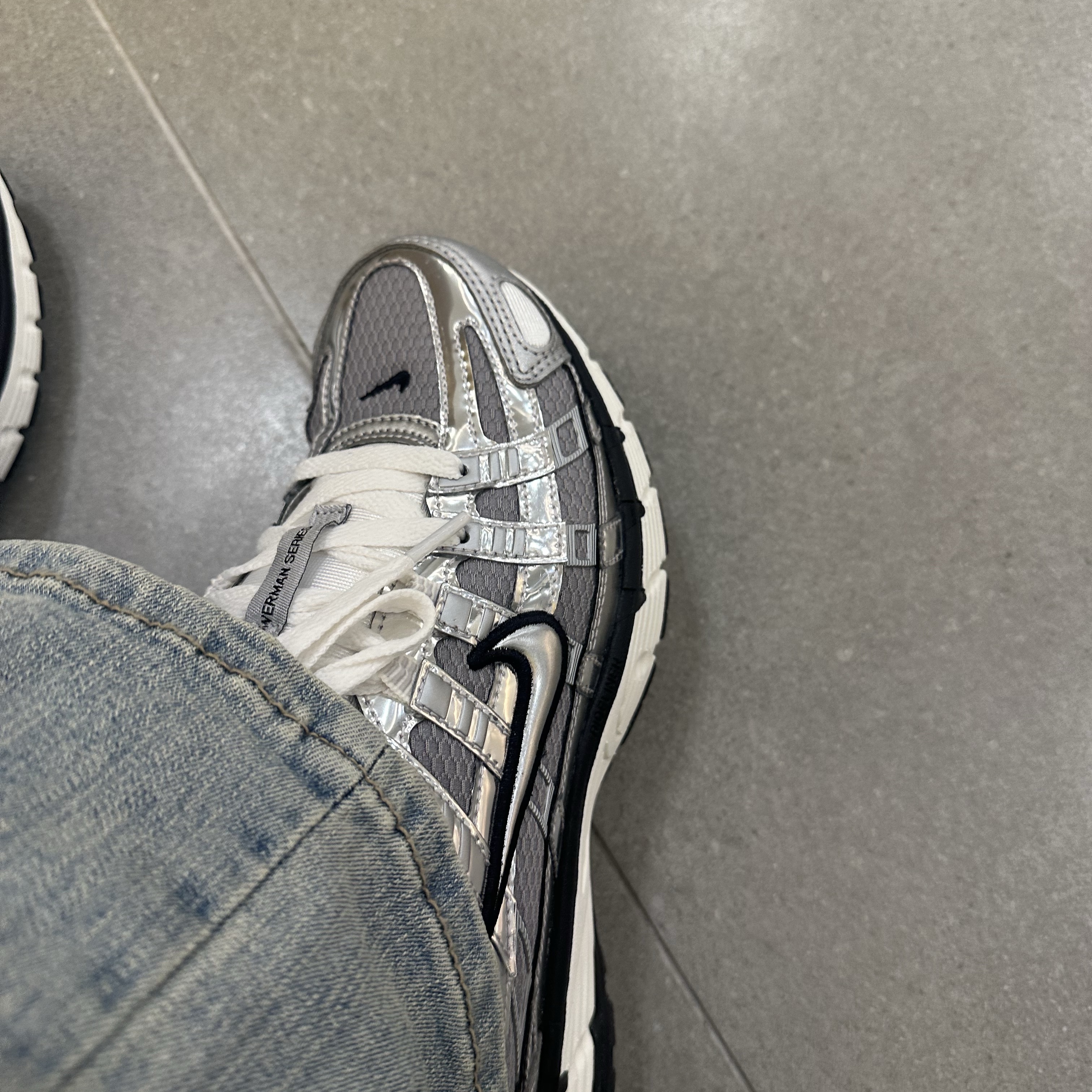 Nike P-6000 Metallic Silver 착용 스타일