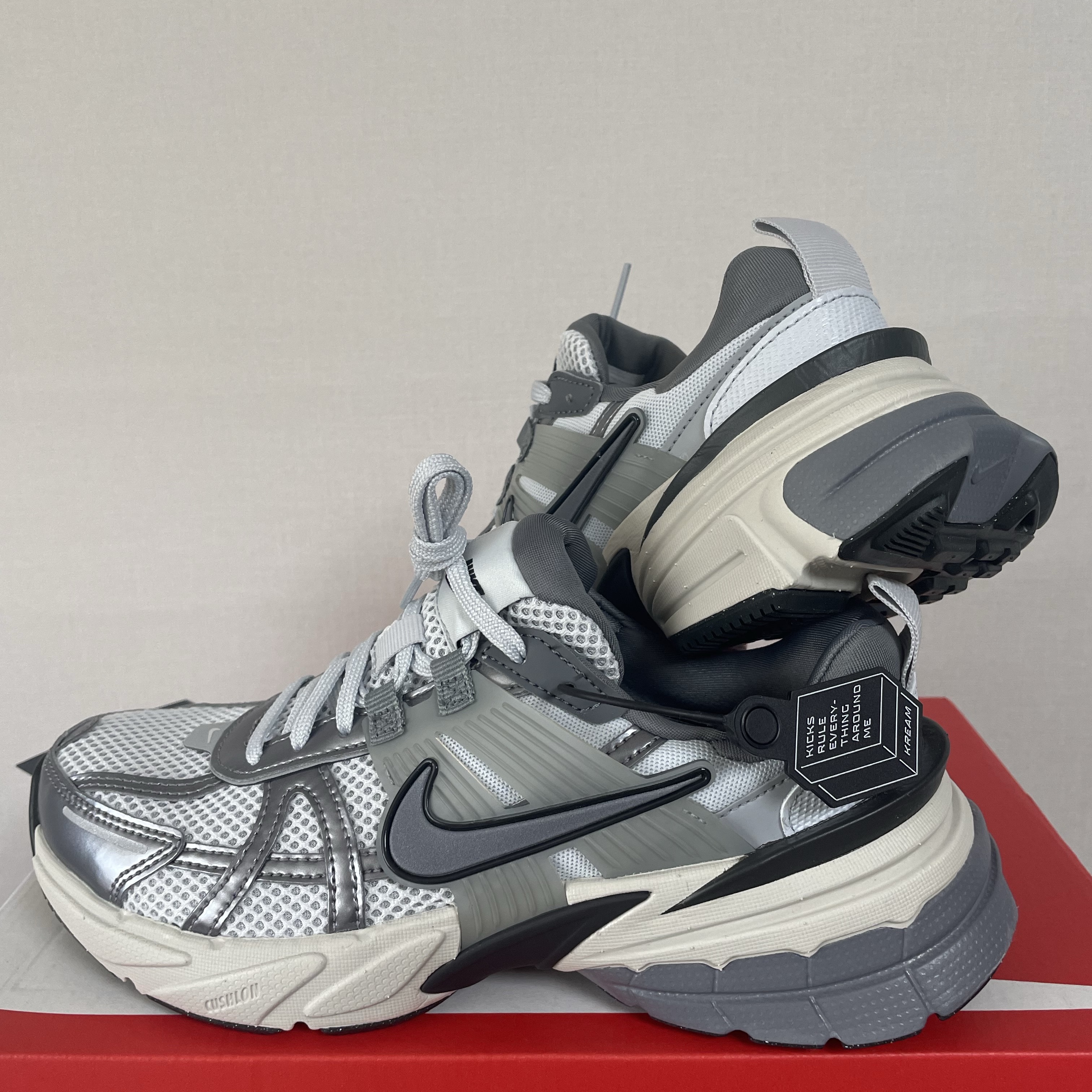 Nike V2K Run Pure Platinum Wolf Grey 착용 스타일