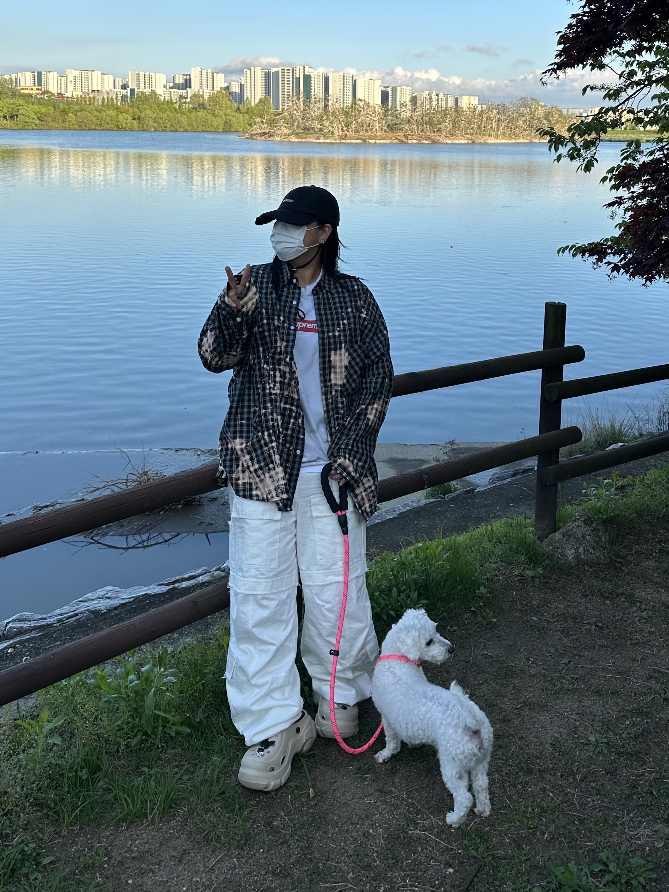 Jacquemus La Casquette Artichaut Fringe Baseball Cap Black, Supreme x MM6 Maison Margiela Box Logo T-Shirt White - 24SS 착용 스타일 - 3