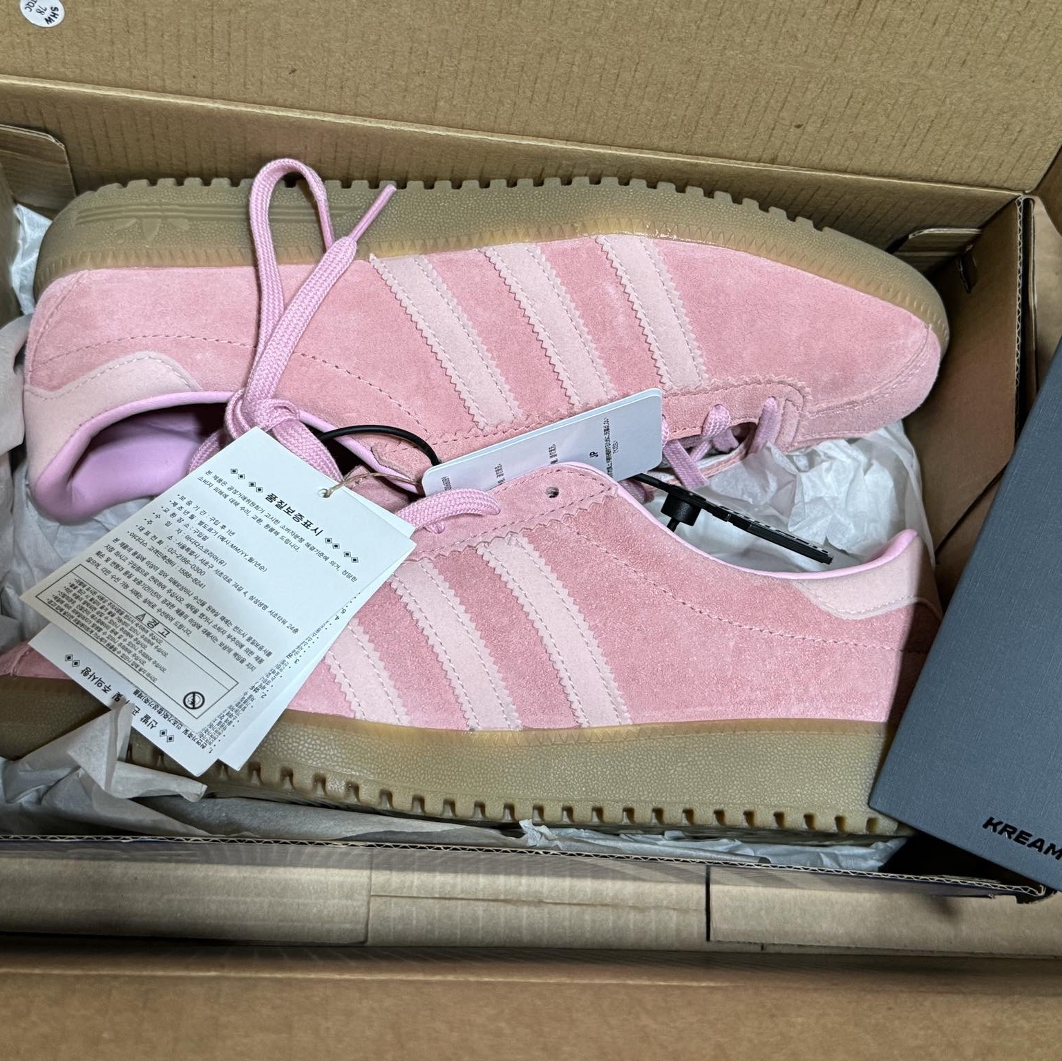 Adidas Bermuda Glow Pink 착용 스타일 - 2