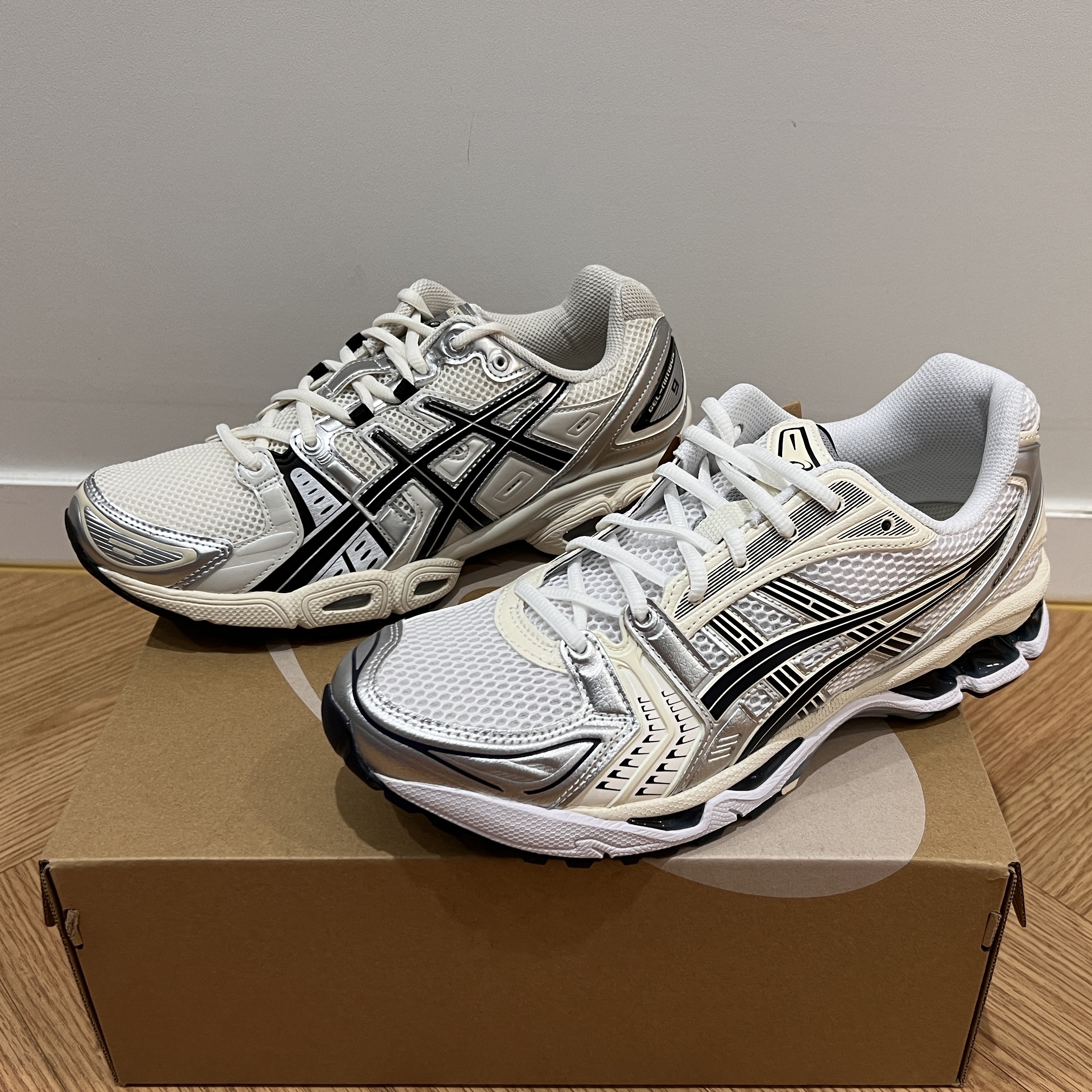Asics Gel-Nimbus 9 Cream Black, (W) Asics Gel-Kayano 14 White Midnight 착용 스타일 - 2