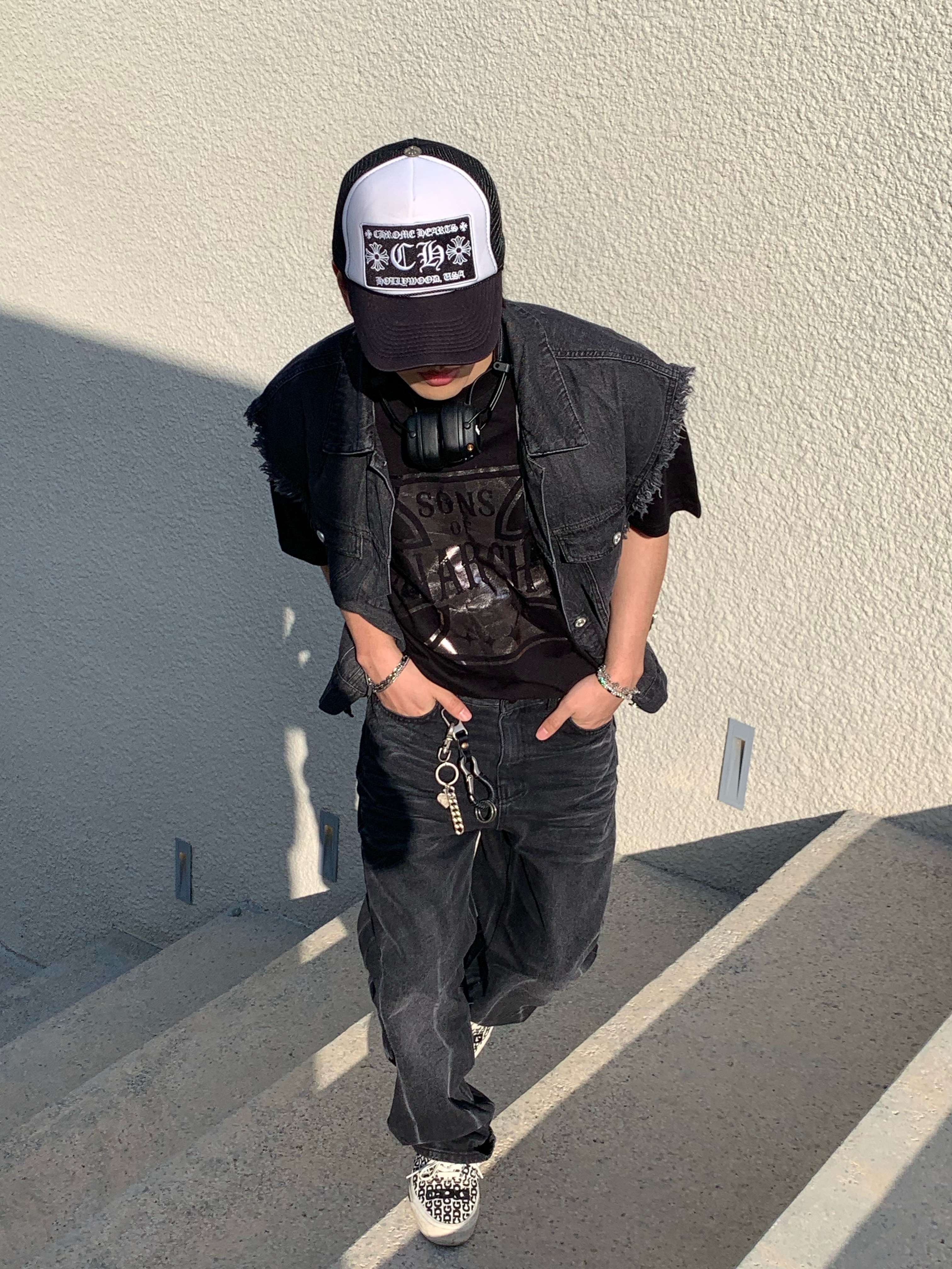 Vans Vault x CDG OG Authentic LX White Black, Chrome Hearts CH Hollywood Trucker Hat Black White 착용 스타일 - 1