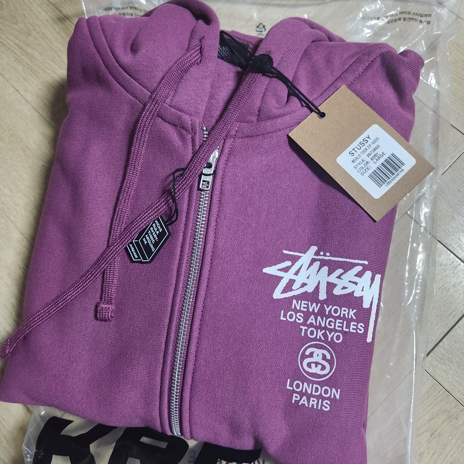 Stussy World Tour Zip Hoodie Berry 2024 착용 스타일