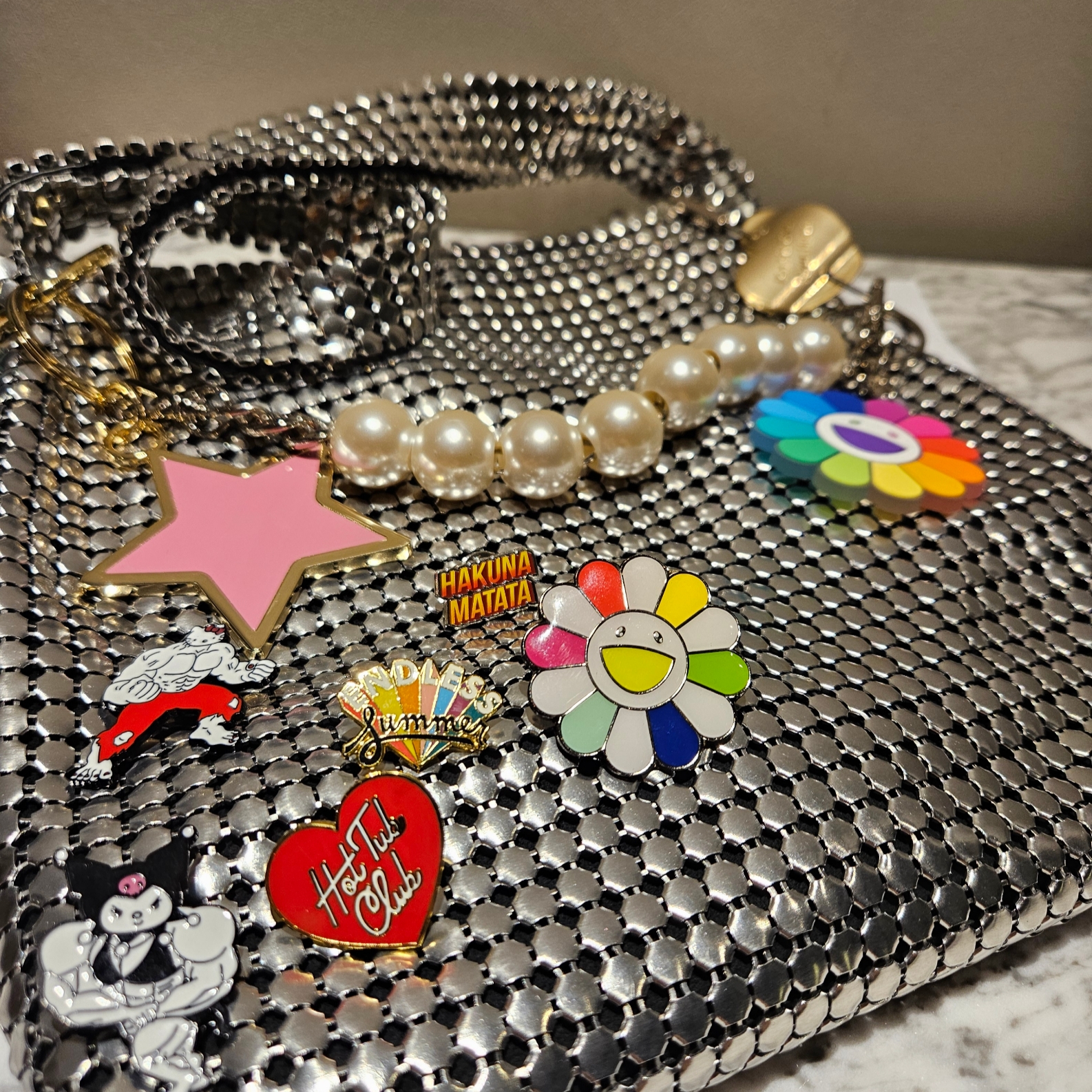 Kaikai Kiki Flower Rubber Keyring Clear Rainbow White, Kaikai Kiki Flower Pin 37mm Multicolor 착용 스타일