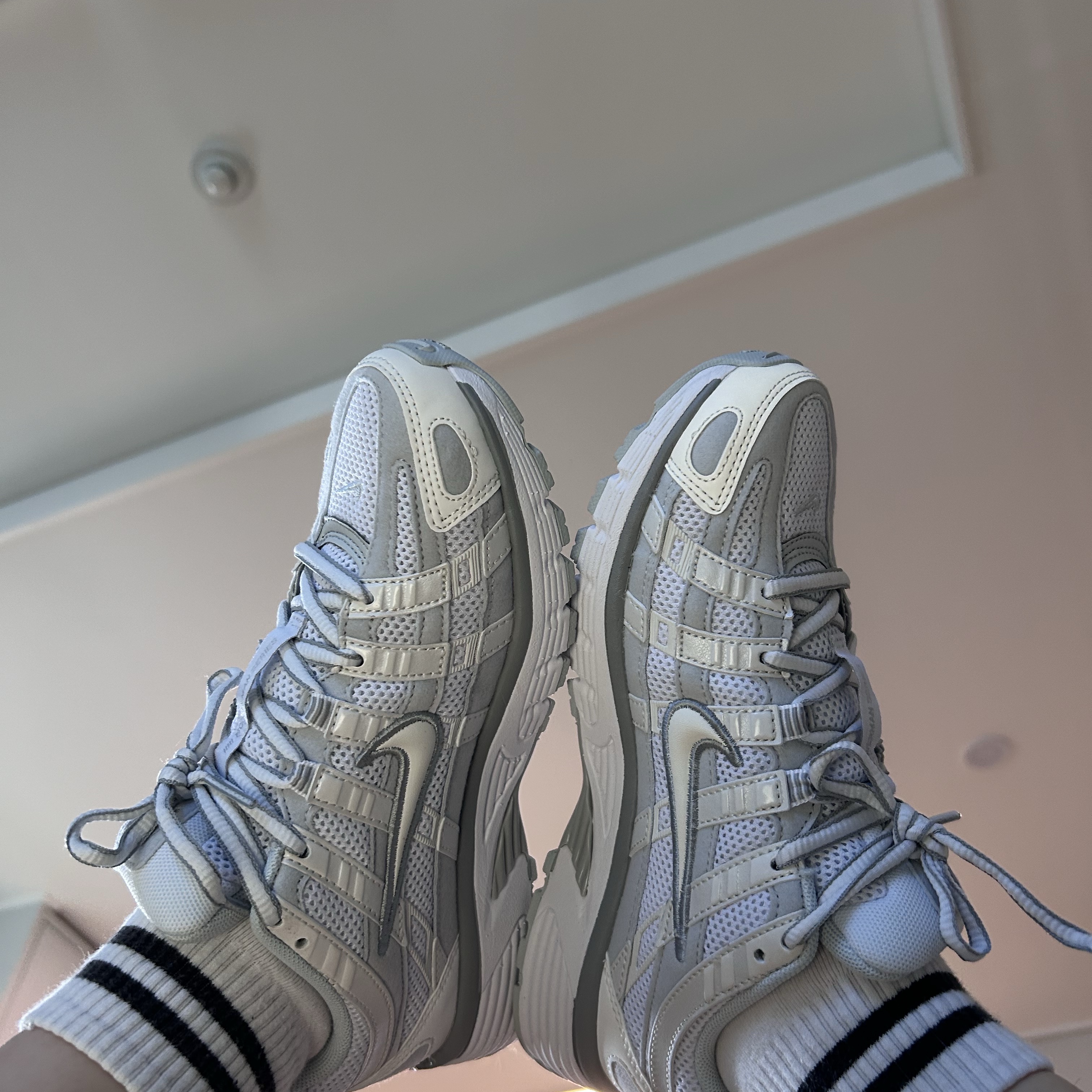 (W) Nike P-6000 Metallic Summit White 착용 스타일