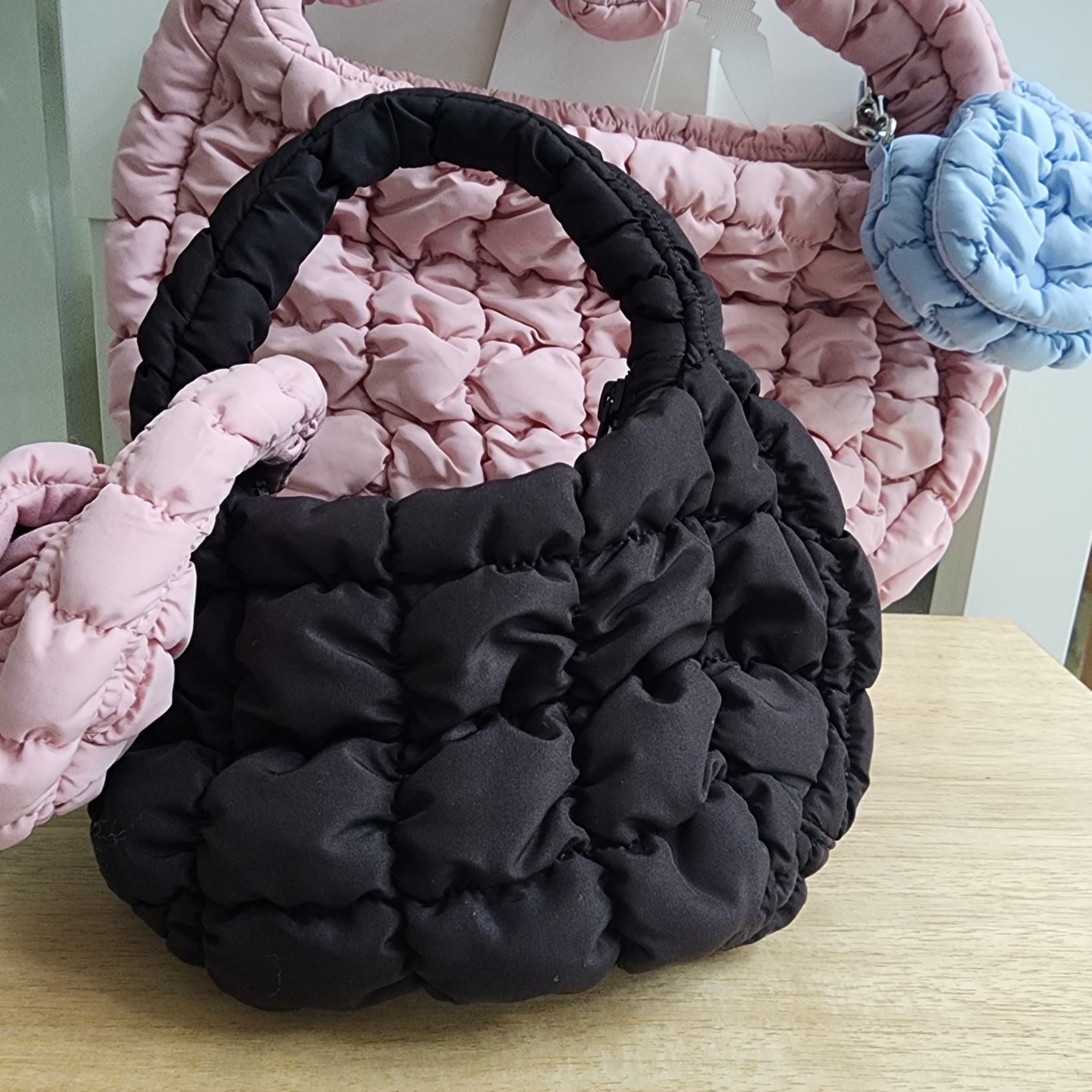 COS Quilted Nano Bag Light Blue, COS Quilted Mini Bag Pink 착용 스타일