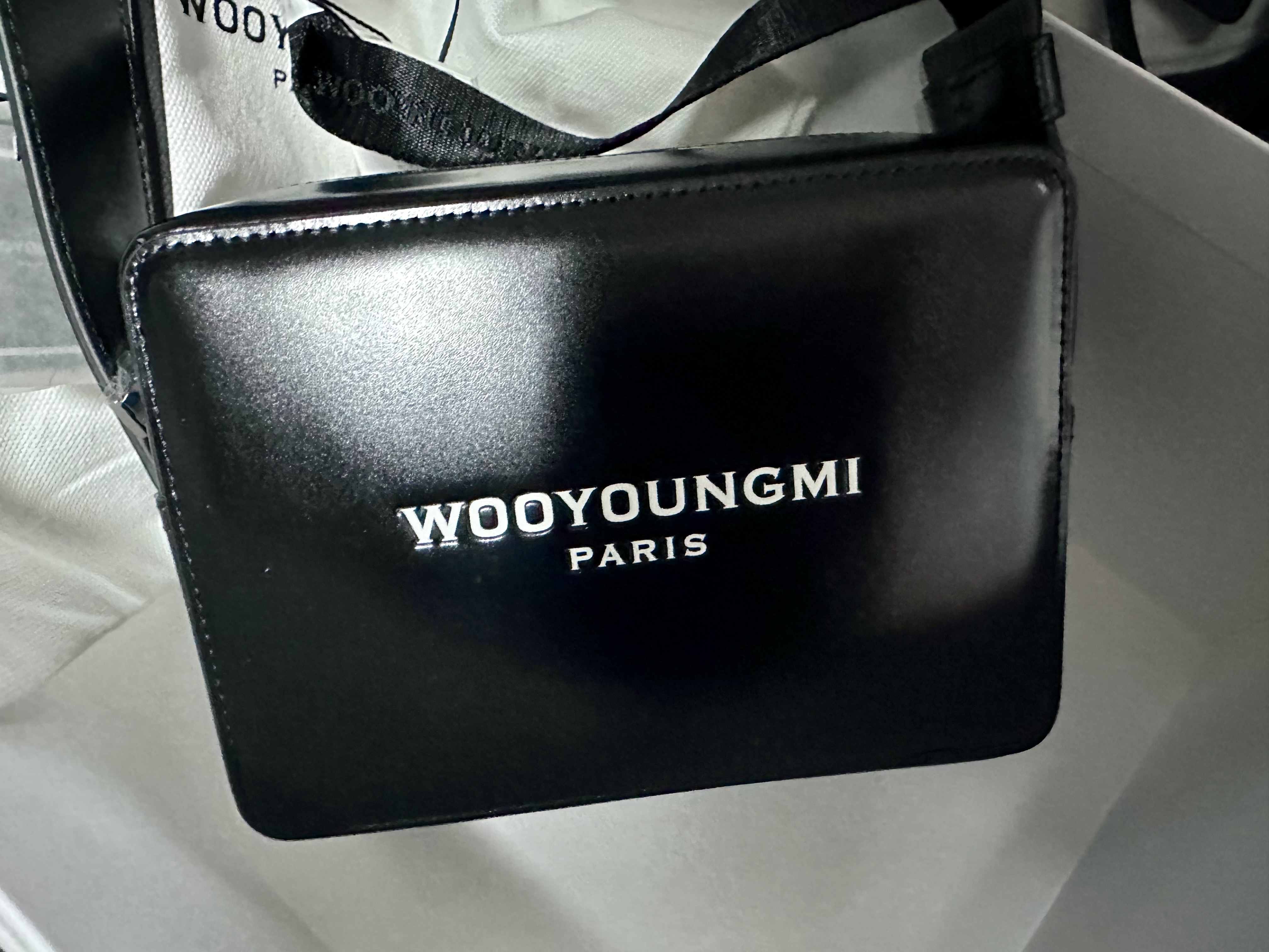 Wooyoungmi Square Mini Bag Black 착용 스타일 - 1