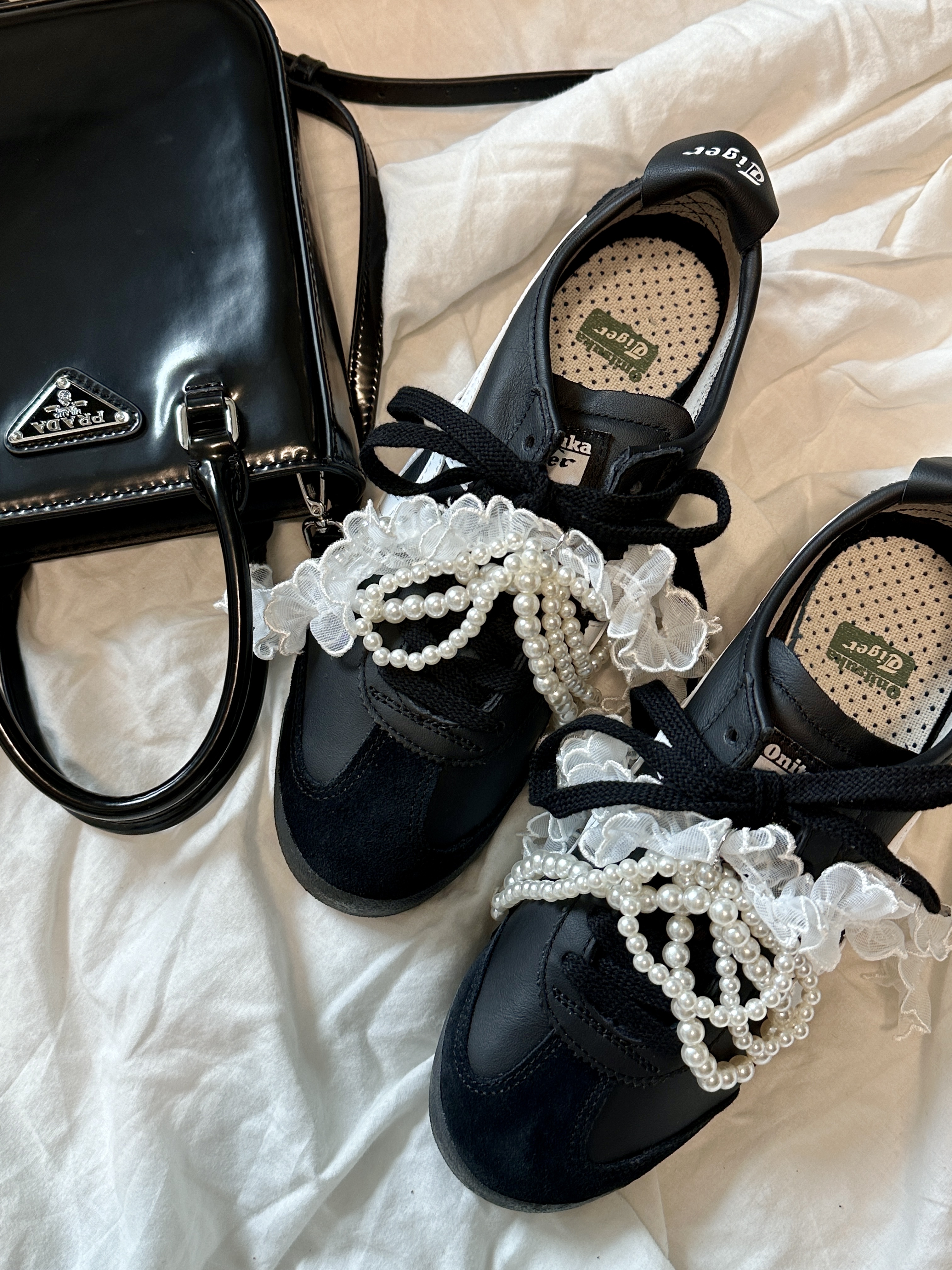 Onitsuka Tiger Mexico 66 Black White, Prada Small Brushed Leather Tote Bag Black 착용 스타일 - 3