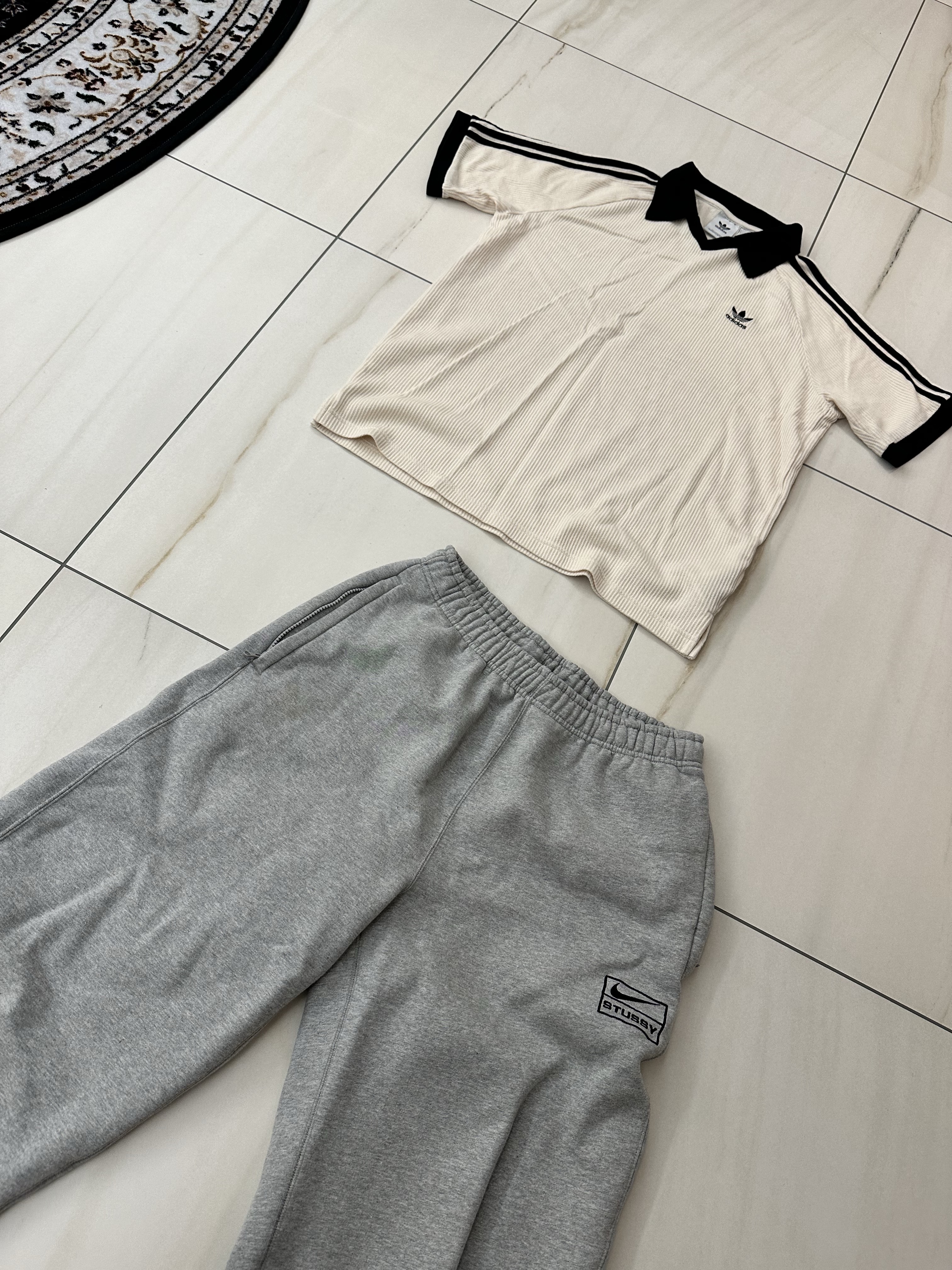 Nike x Stussy NRG Fleece Pants Dark Grey Heather (DO9340-063), Adidas Adicolor Classics Waffle Polo Shirt Wonder White - US Sizing 착용 스타일