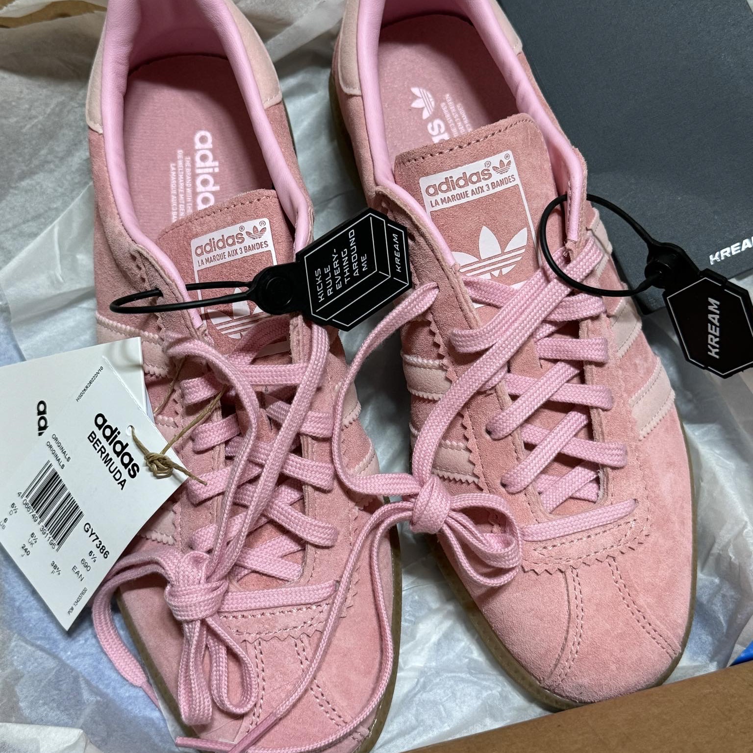 Adidas Bermuda Glow Pink 착용 스타일 - 1