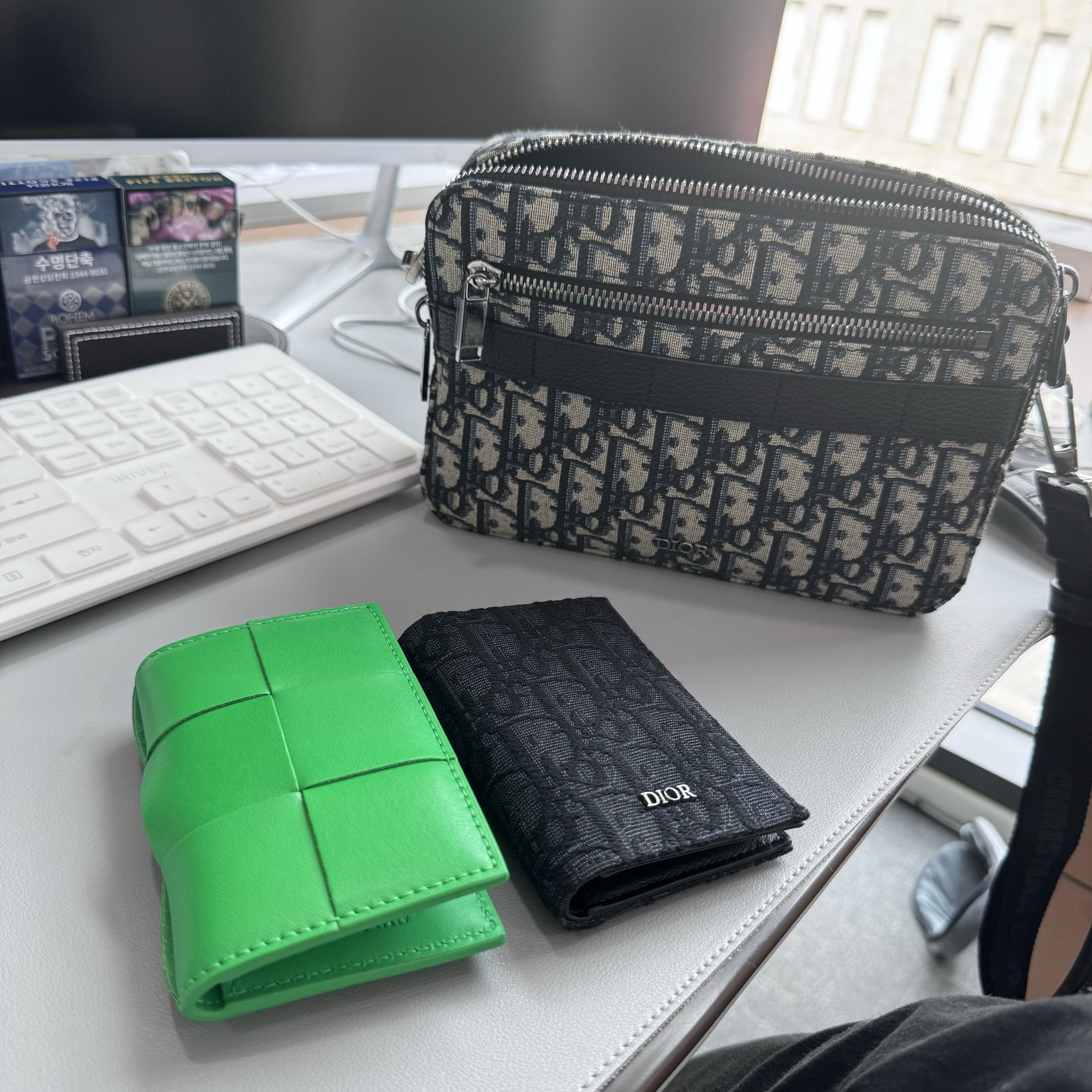 Dior Safari Messenger Bag Beige & Black Dior Oblique Jacquard, Bottega Veneta Flap Card Case Parakeet 착용 스타일