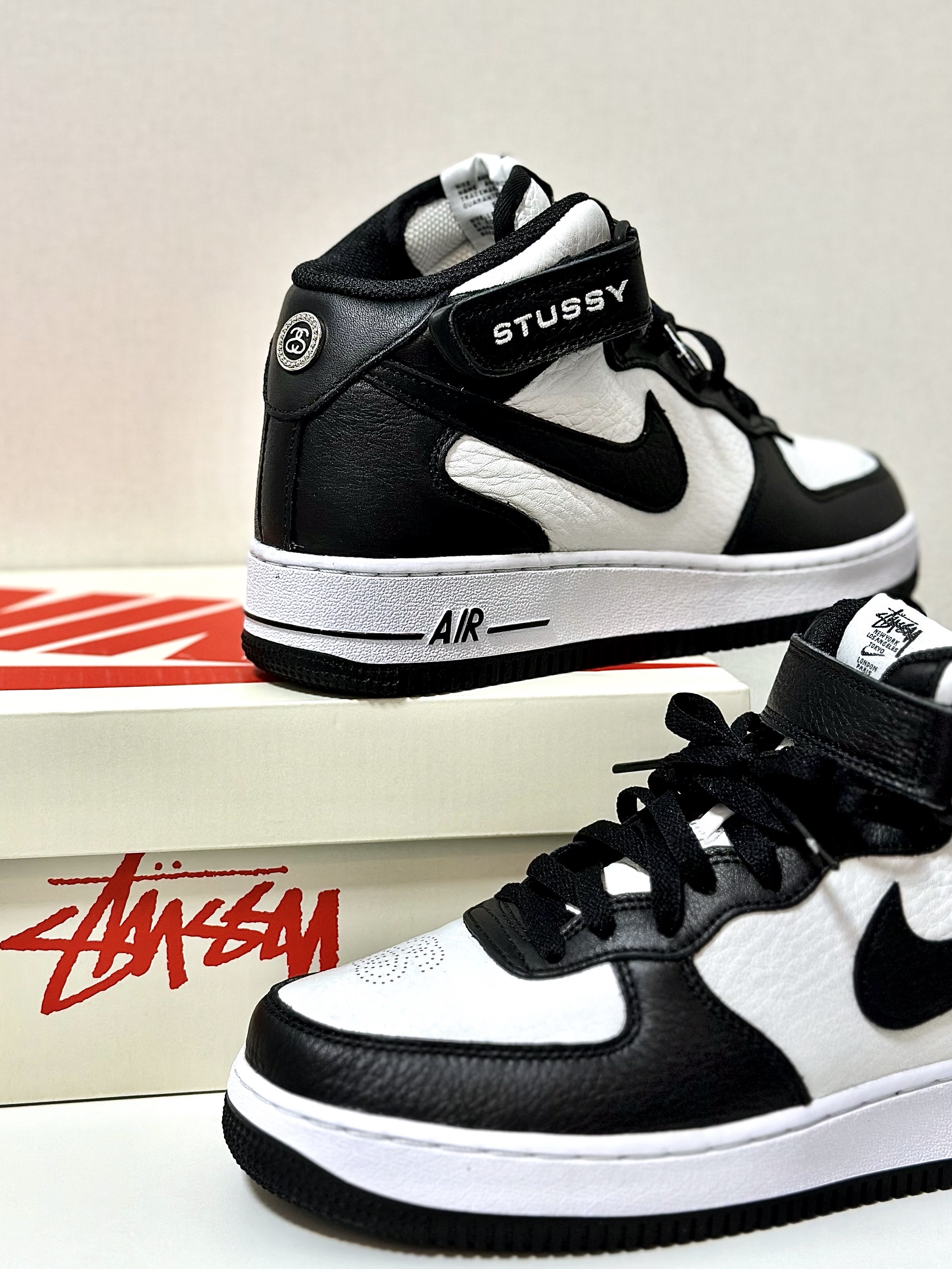 Nike x Stussy Air Force 1 '07 Mid SP Black and Light Bone 착용 스타일 - 1