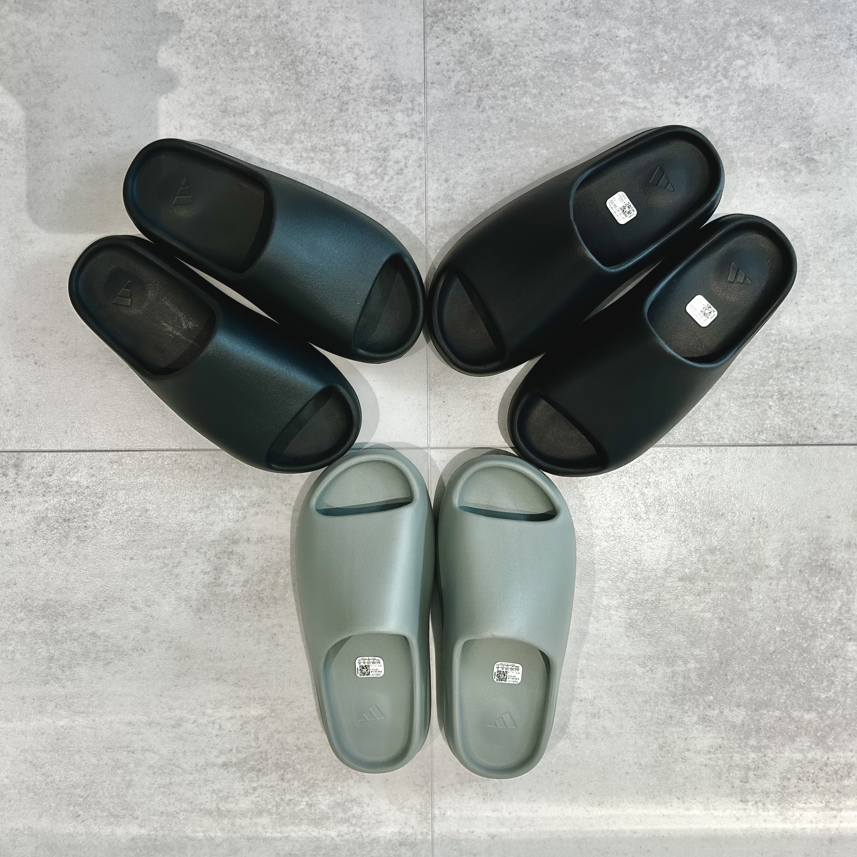 Adidas Yeezy Slide Onyx, Adidas Yeezy Slide Dark Onyx 2024 착용 스타일