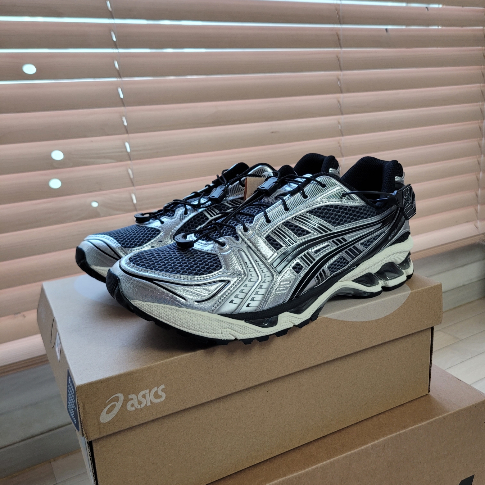 Asics Unlimited Gel-Kayano 14 Carrier Grey Black 착용 스타일 - 2