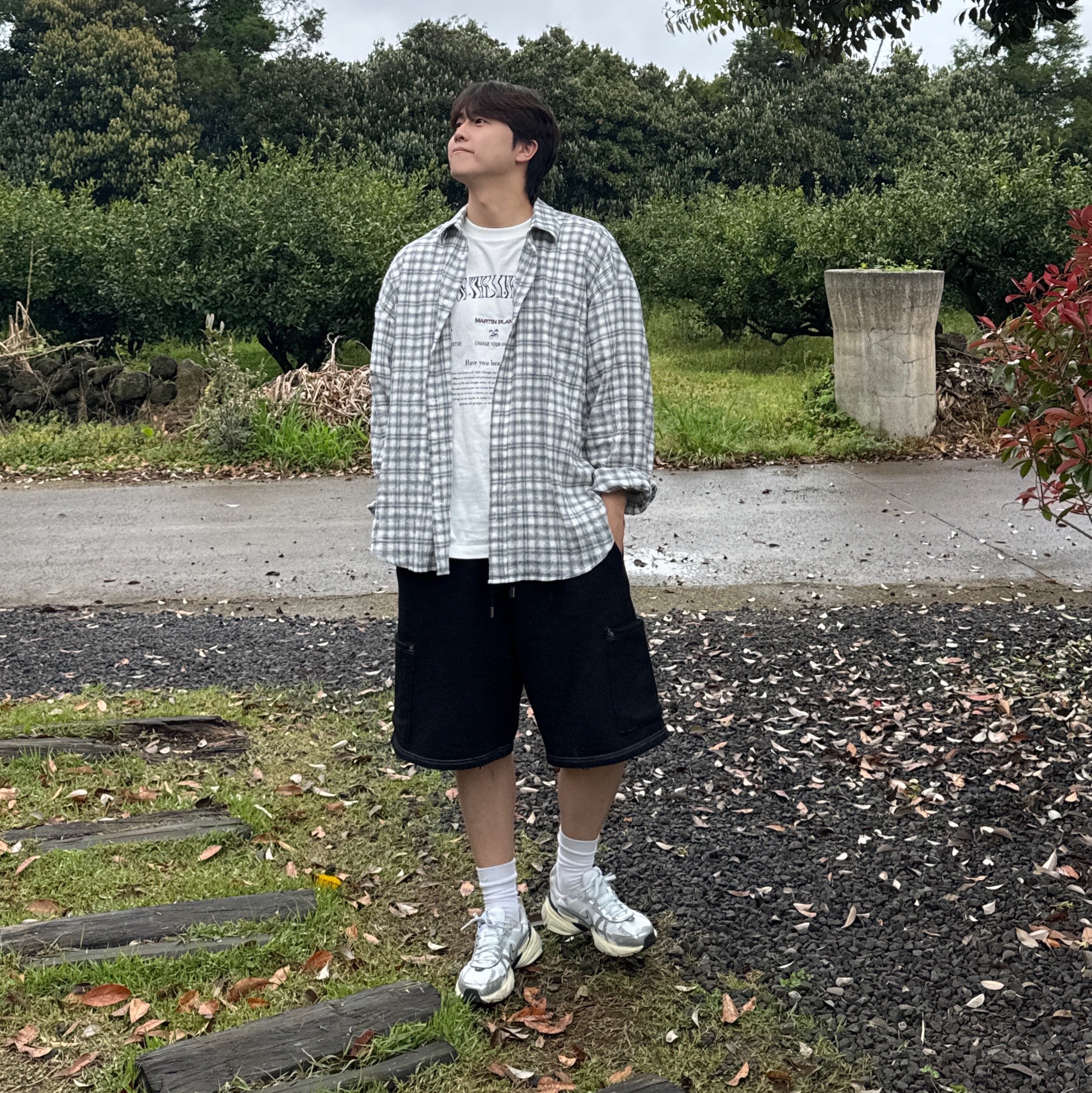 Nike V2K Run Summit White Metallic Silver 착용 스타일 - 3