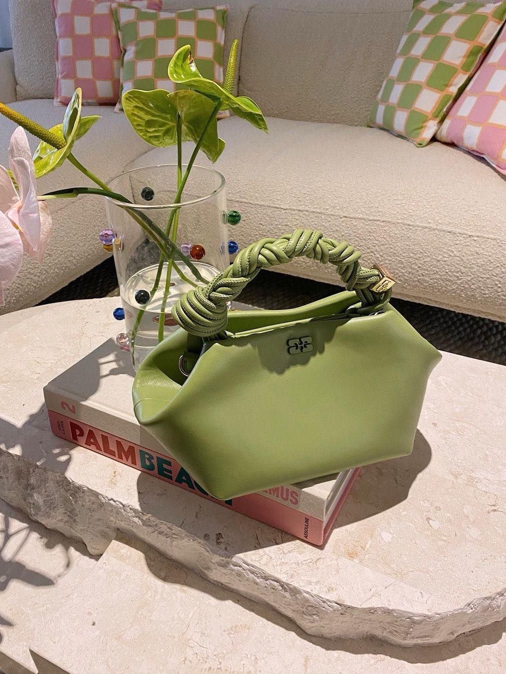 Ganni Small Bou Bag Mosstone, Ganni Mini Bou Bag Shocking Pink 착용 스타일 - 2