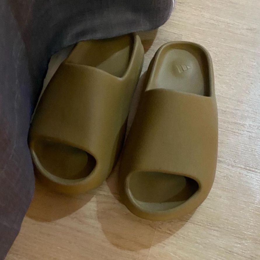 Adidas Yeezy Slide Ochre 착용 스타일
