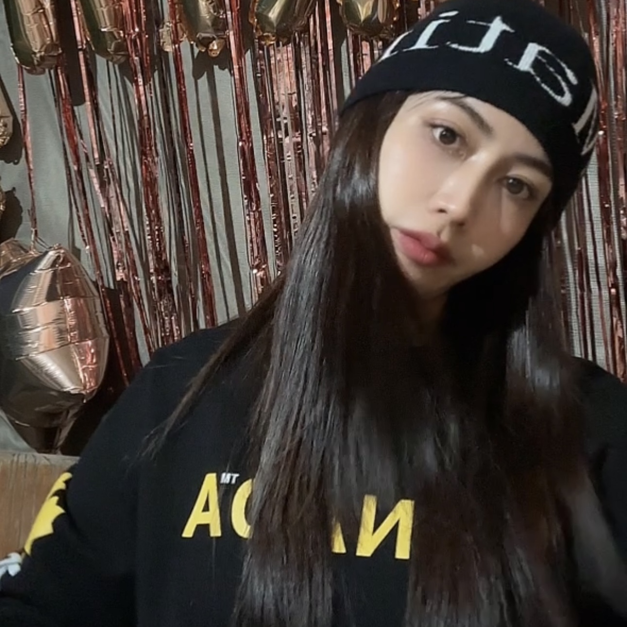 Matin Kim Logo Jacquard Short Beanie Black 착용 스타일