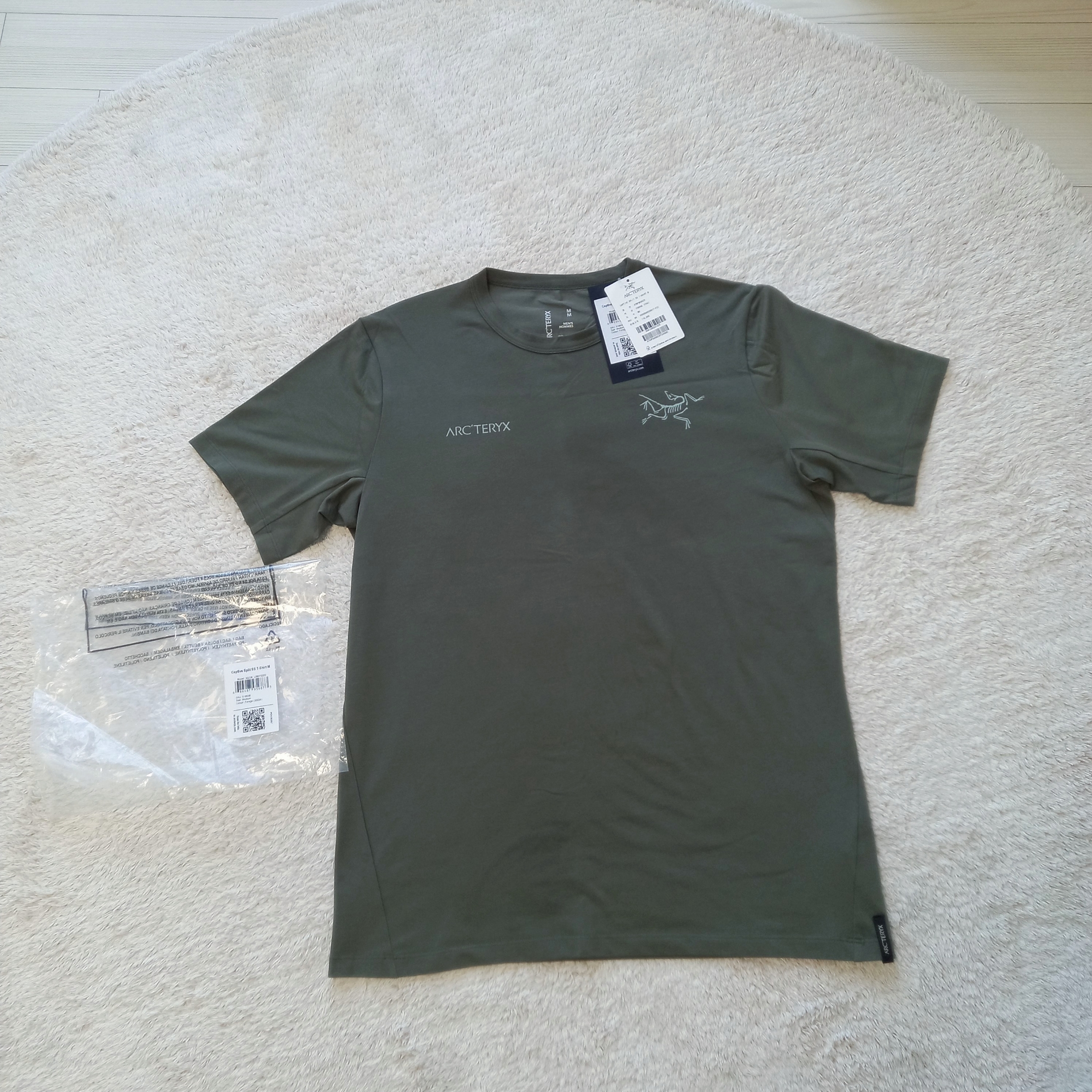 Arc'teryx Captive Split T-Shirt Black, Arc'teryx Captive Split T-Shirt Forage 착용 스타일 - 4
