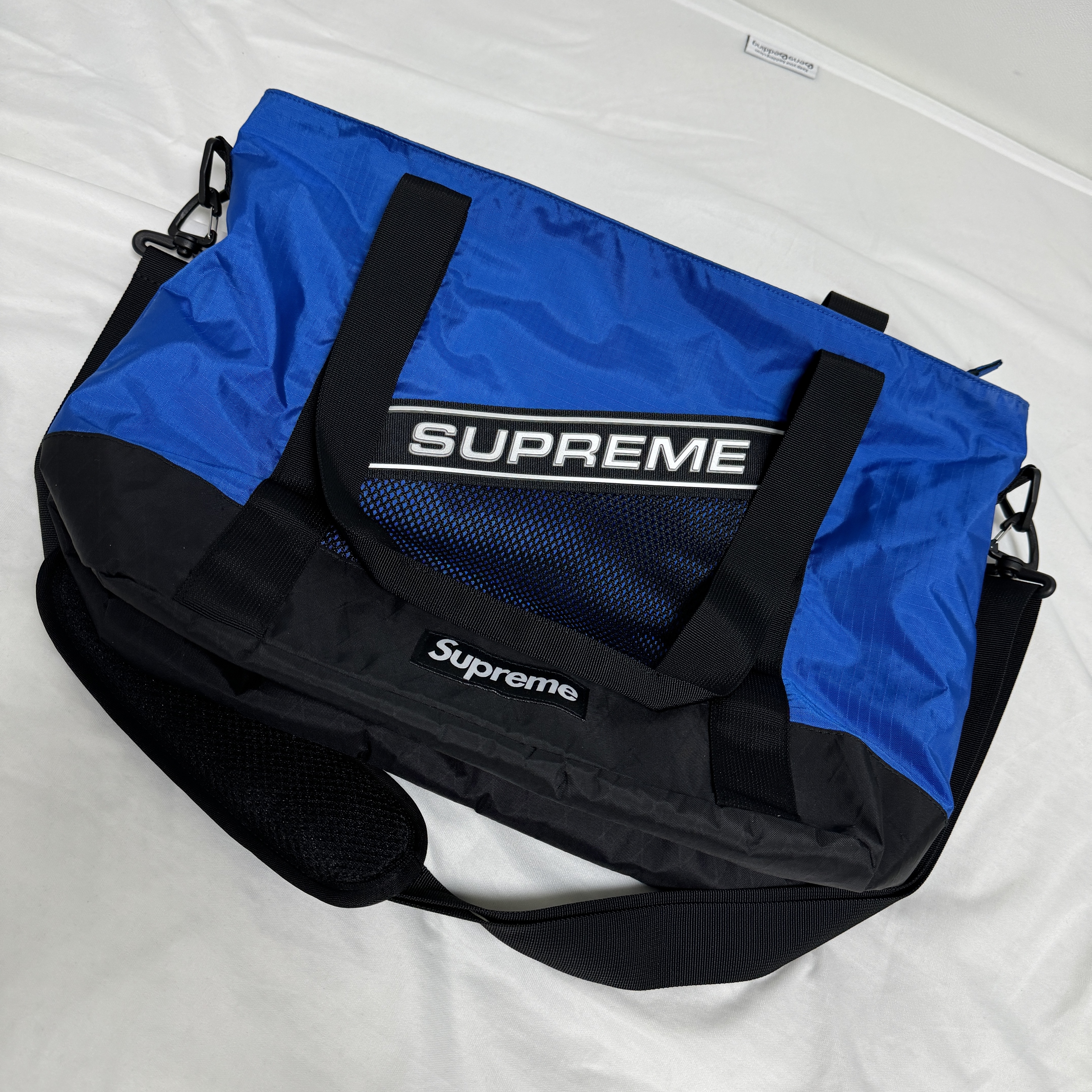Supreme Tote Bag Blue - 23FW 착용 스타일