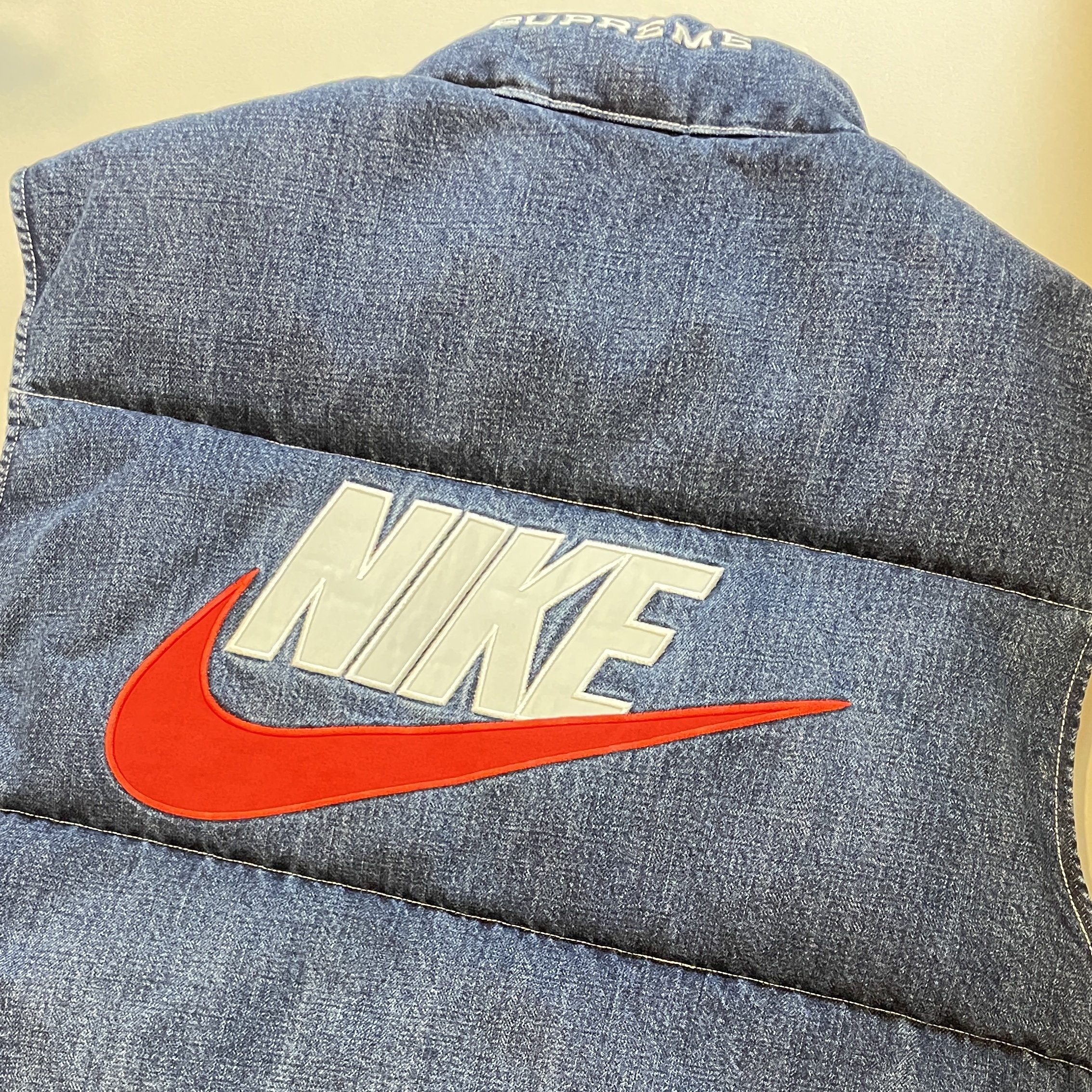 Supreme x Nike Denim Puffer Vest Indigo - 24SS 착용 스타일 - 2