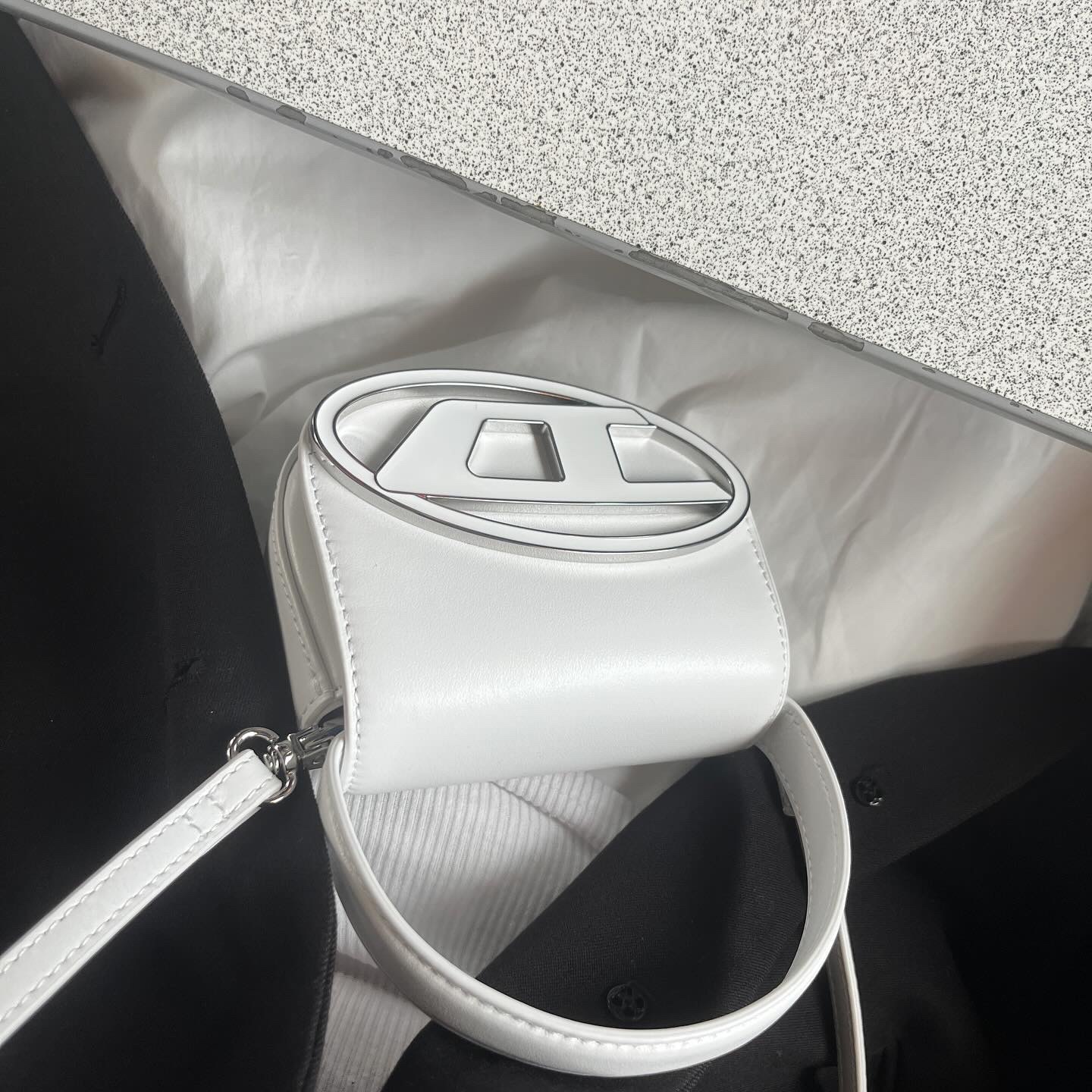 Diesel 1DR Mini Bag Plaque White 착용 스타일