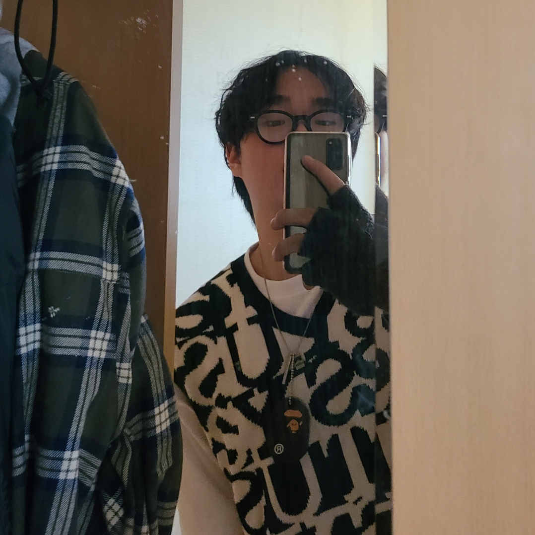 BAPE Ape Head Keychain (Vinyl Acetate), Stussy Stacked Sweater Vest Ivory 착용 스타일