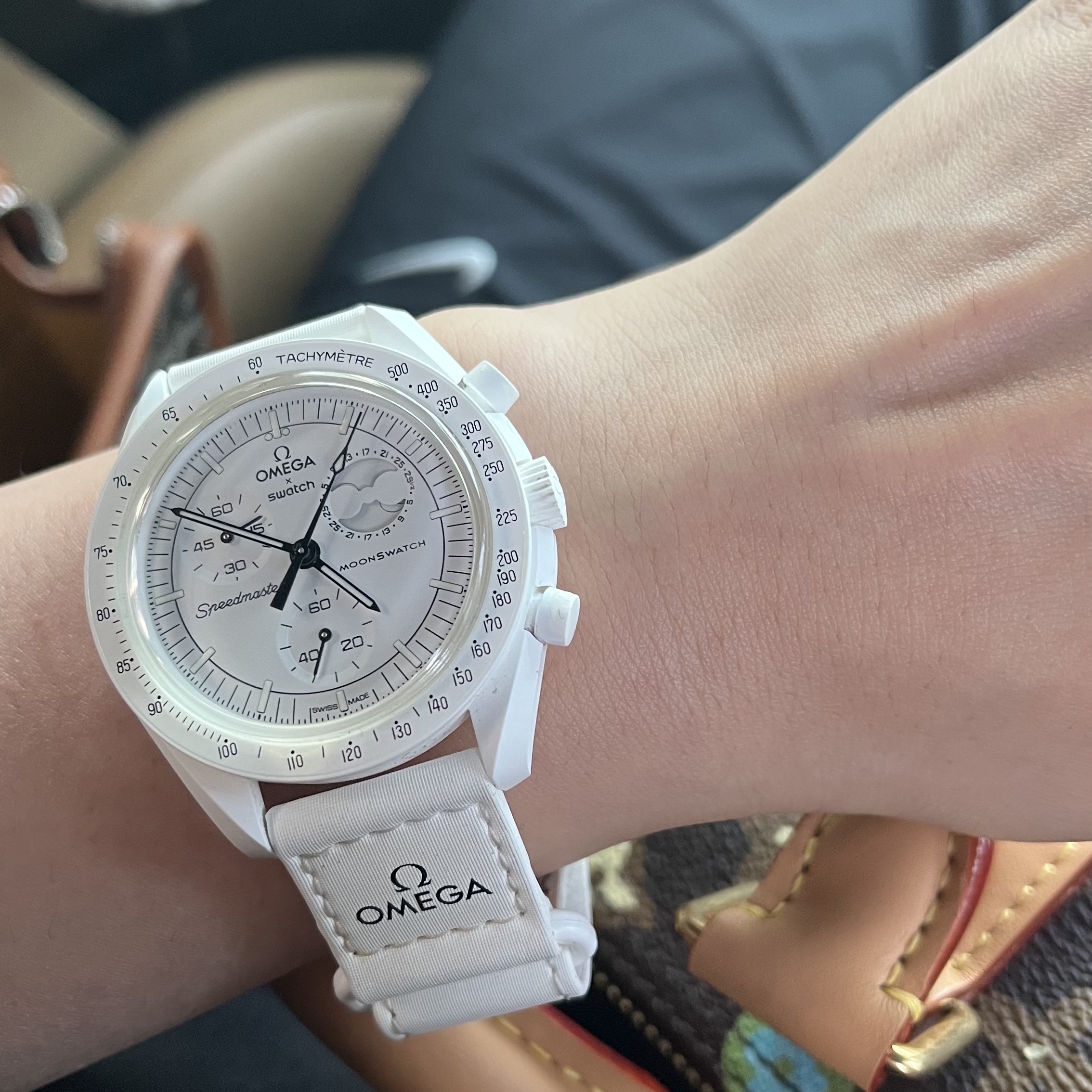 Swatch x Omega x Snoopy Bioceramic Moonswatch Mission To The Moonphase Full Moon 착용 스타일