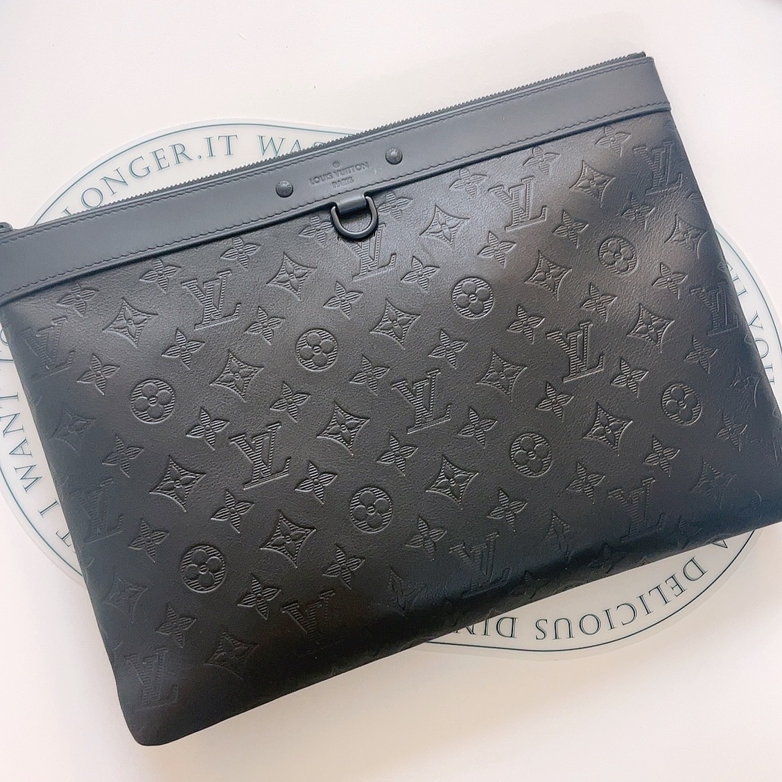 Louis Vuitton Pochette Monogram Shadow Black 착용 스타일