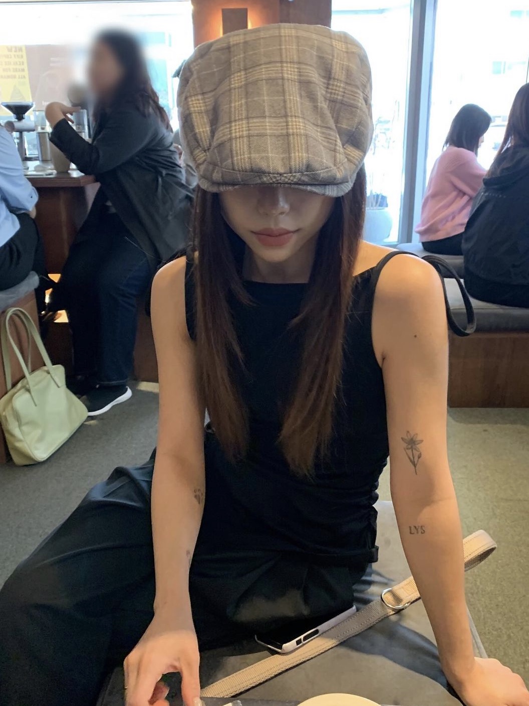 Yunse Women Olive Sleeveless Top Black 착용 스타일 - 5