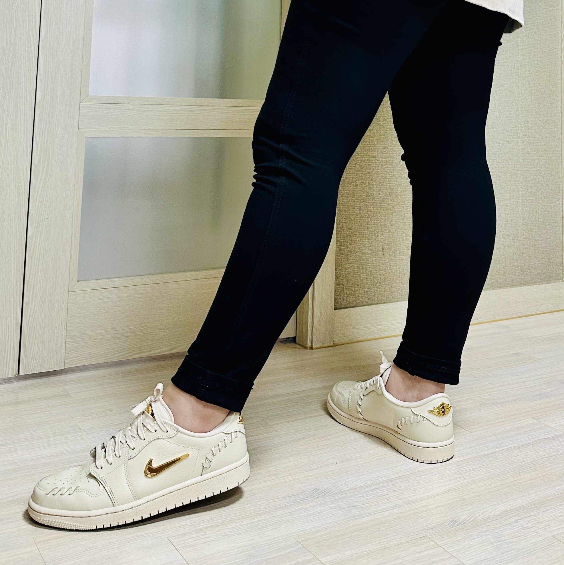 (W) Jordan 1 Low Method of Make Legend Light Brown Metallic Gold 착용 스타일 - 3