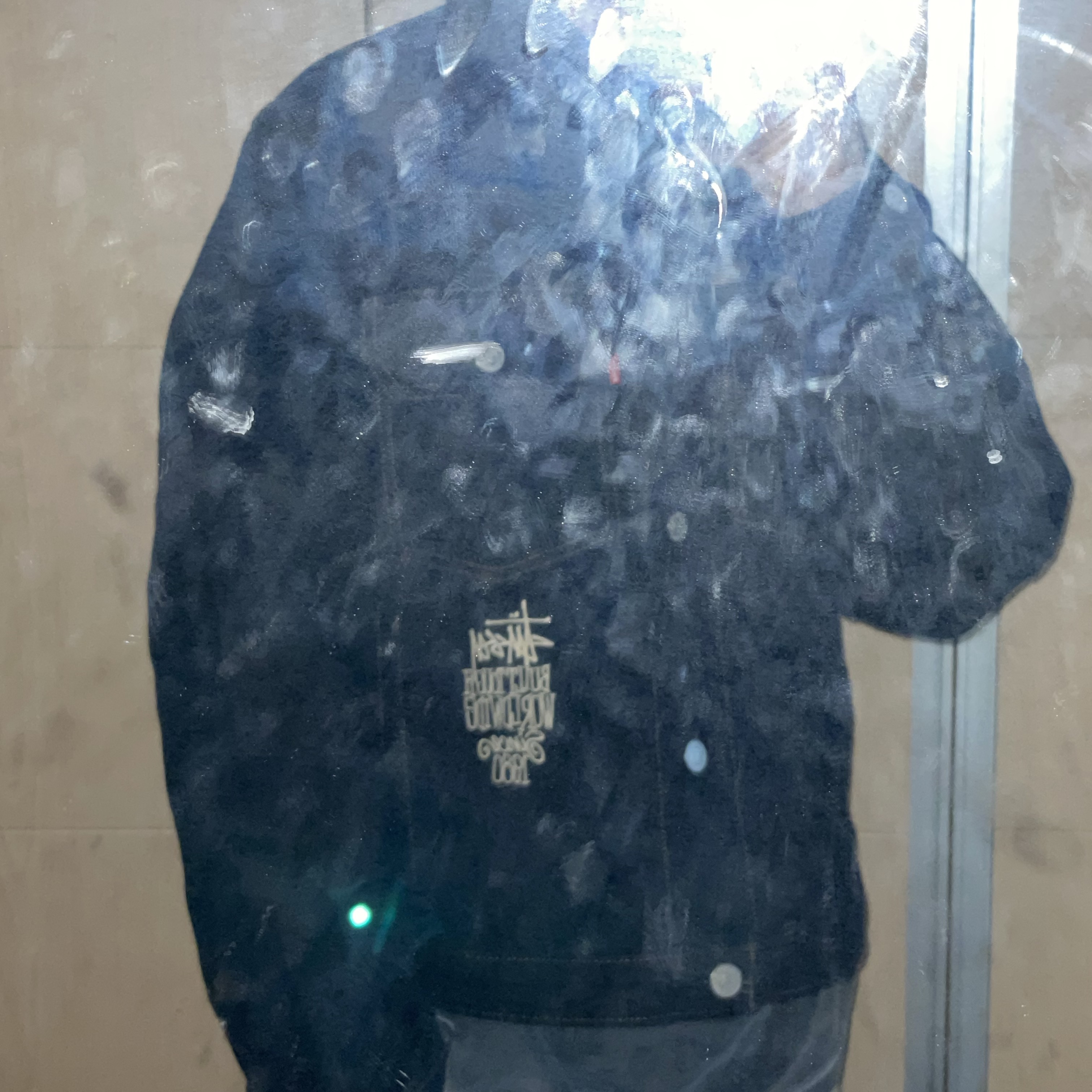 Stussy x Levi's Crispy Rinse Trucker Jacket Black 착용 스타일 - 2